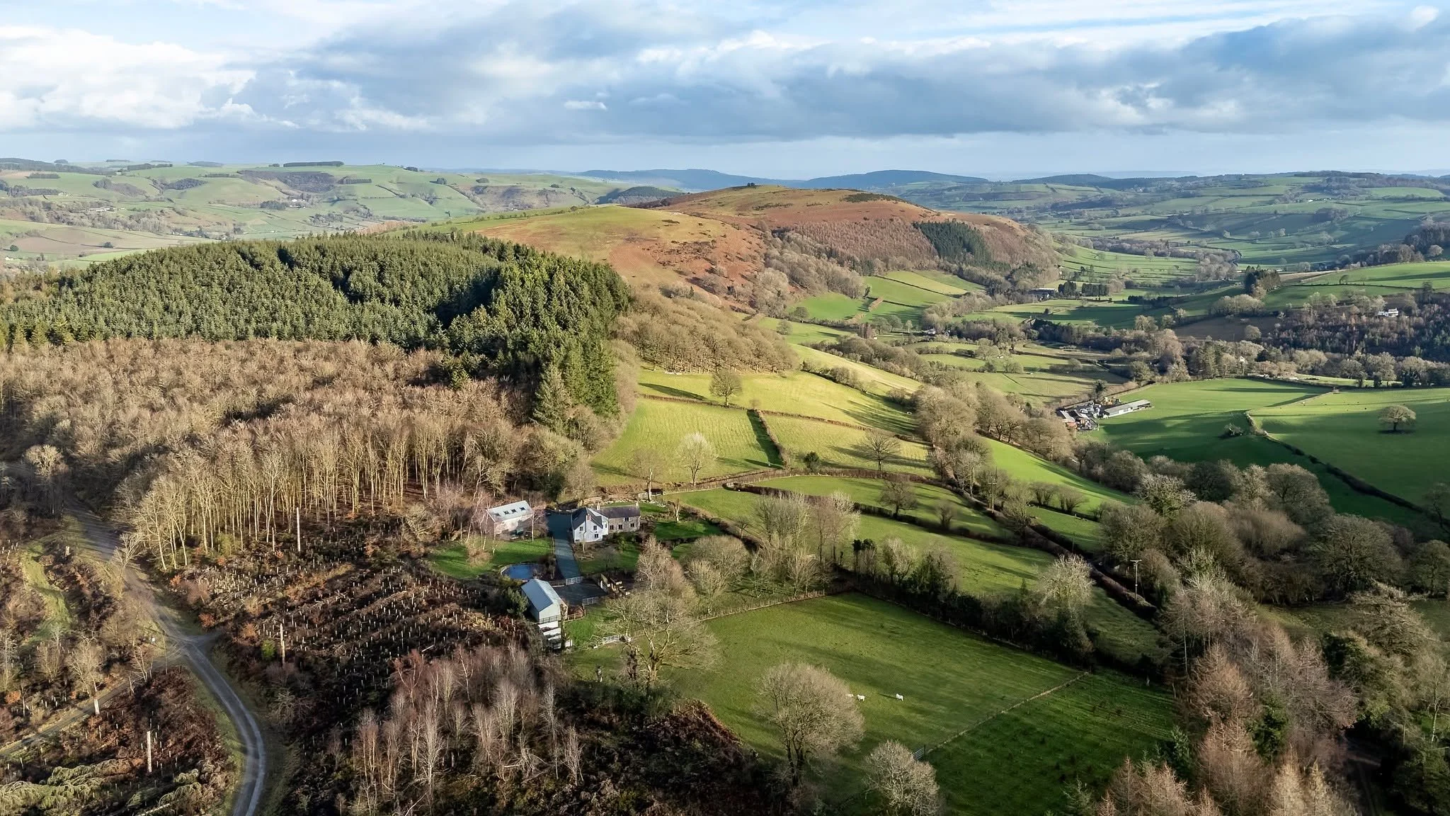NEW PROPERTY! 🏡

Woodgate, Cascob, Presteigne, Powys, LD8 2NT

An outstanding 4 bedroom rural property with far reaching views, 2 storey barn and 4 bay stable block, with approximately 6 acres of level useable land. 

https://www.markwiggin.co.uk/pr