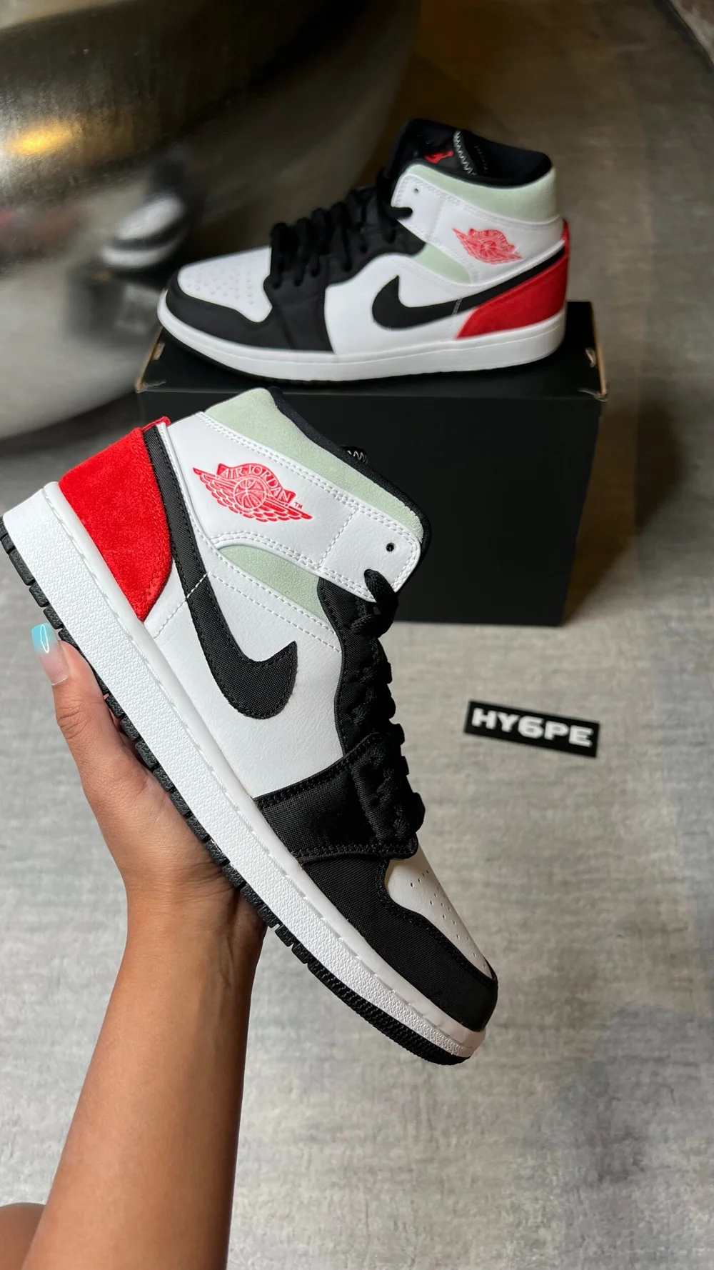 Jordan aj 1 outlet mid red and black
