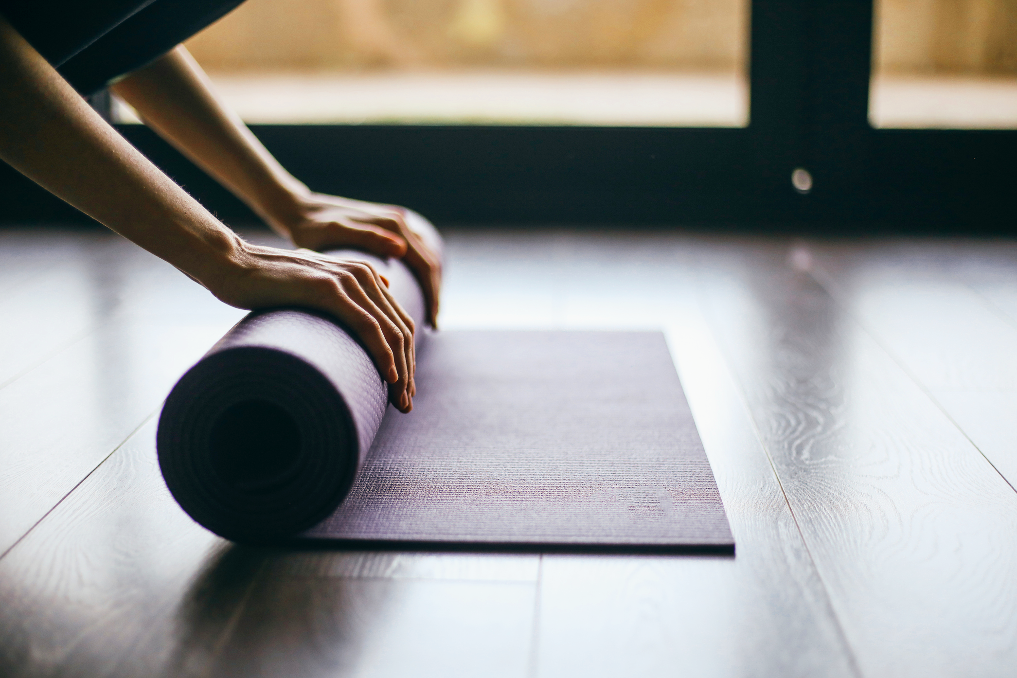 Yoga-Matte ausrollen