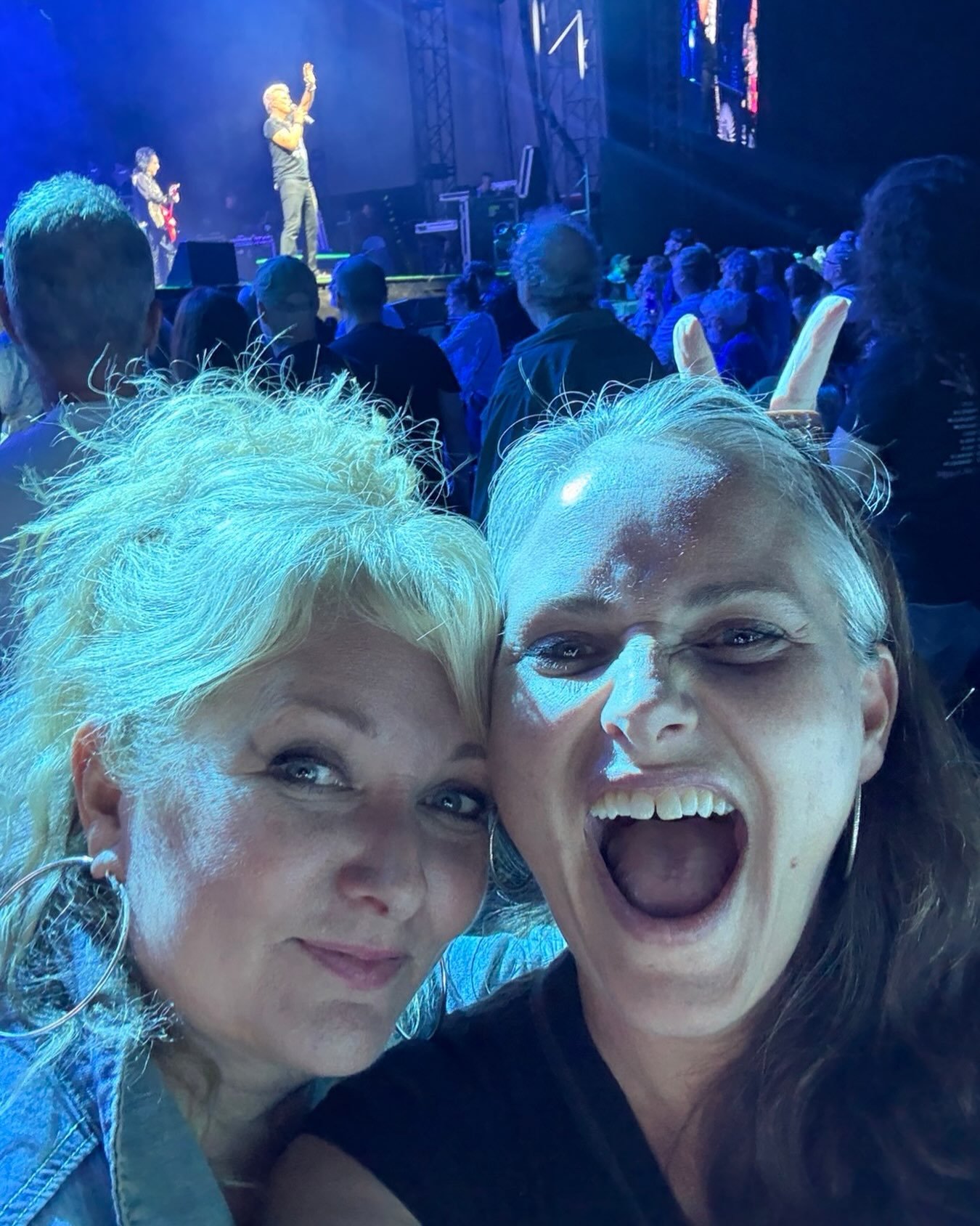 Sisters always have the best time ever!! #billyidol #devo #summertime