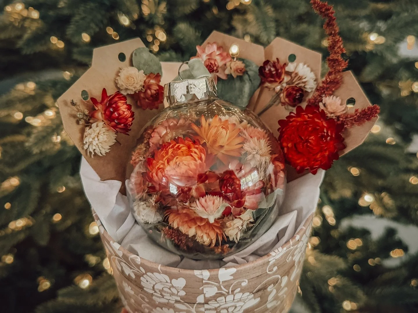 Join us for a magical afternoon at @lolasattheinn on Saturday, November 15 at 1 pm for the Christmas Dried Flower Workshop 🎄❄️ The workshop includes one drink from Lolas&rsquo; and a tutorial for designing your own dried Chrimas ornament and gift ta