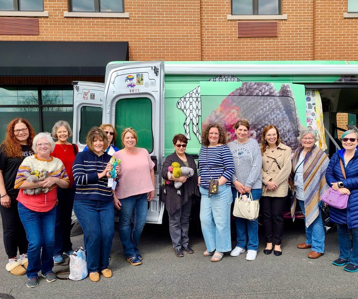 What a great weekend at #knitbuffalo! Thank you, @knittingyogipeacetree for inviting me to teach this great group!
#fainagoberstein #teaching #knitting #briocheknitting #slipstitch #slipstitchknitting #yarnlove #anzulaluxuryfibers @makersmercantile @