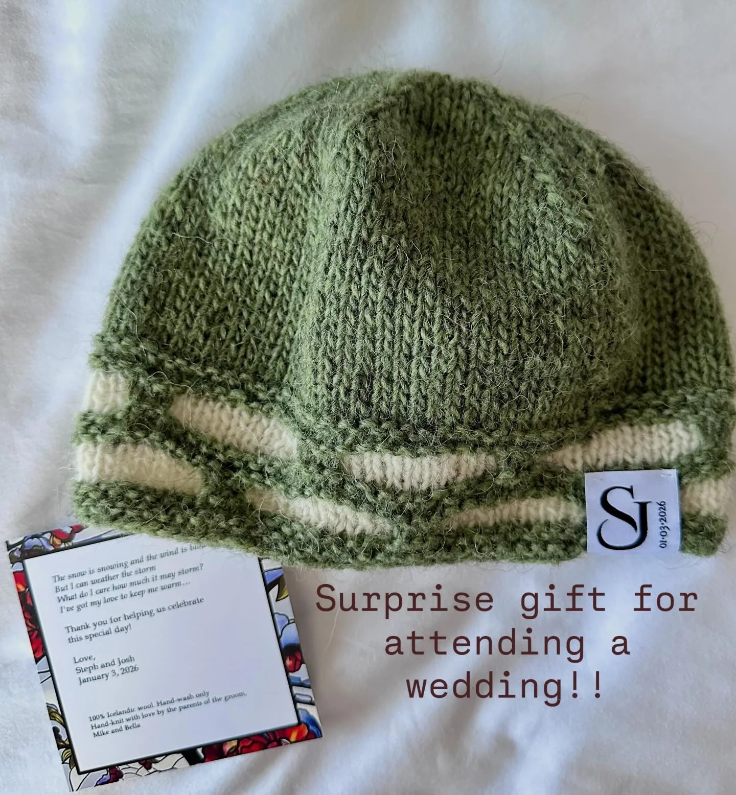 Incredibly clever idea. There were hats for every guest at the wedding made by parents of the groom. What a nice and loving touch from two knitters. ❤️💙 Thank you🧶!
#knitterofinstagram #knitting #knitwear #knitting_is_love