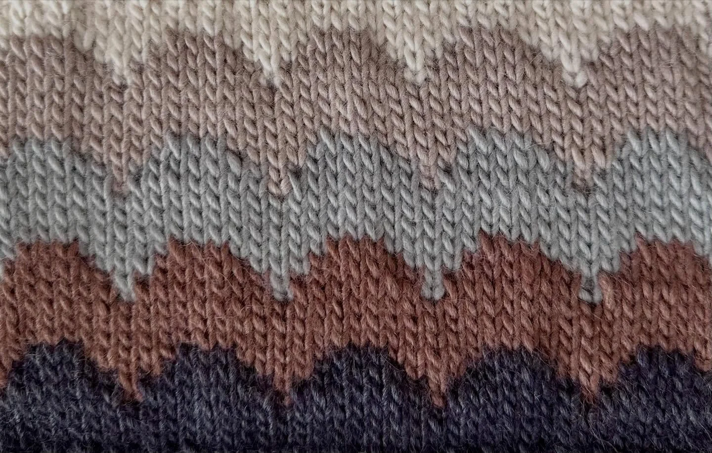 Today&rsquo;s view. This simple slip-stitch pattern has so much potential, don&rsquo;t you think?
#slipstitch #knitting #knitwear #knittersgonnaknit #knitinspiration