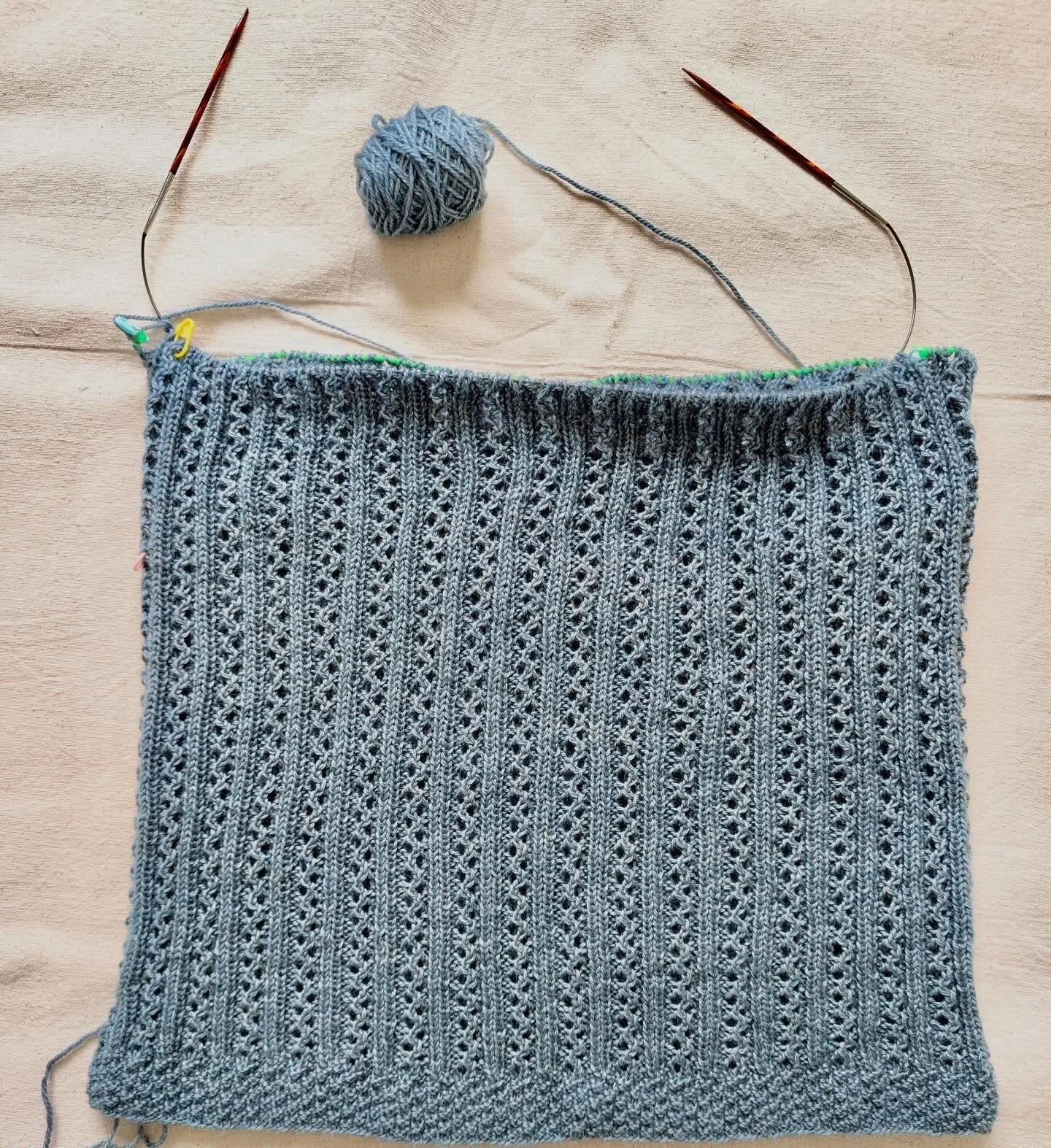 What a beautiful stitch pattern! I will miss Road to China yarn by @thefibrecompany. Such a luxurious  look! Did you use this yarn? What did you make?
#fainagoberstein #yarnlovers #knit #knittersgonnaknit