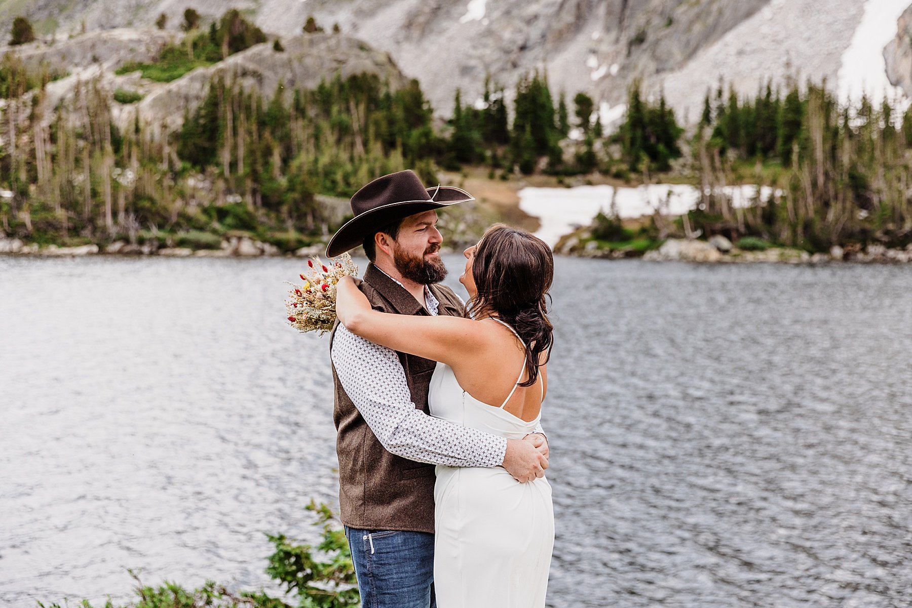 Colorado-Sunset-Hiking-Elopement-at-an-Alpine-Lake_0016.jpg