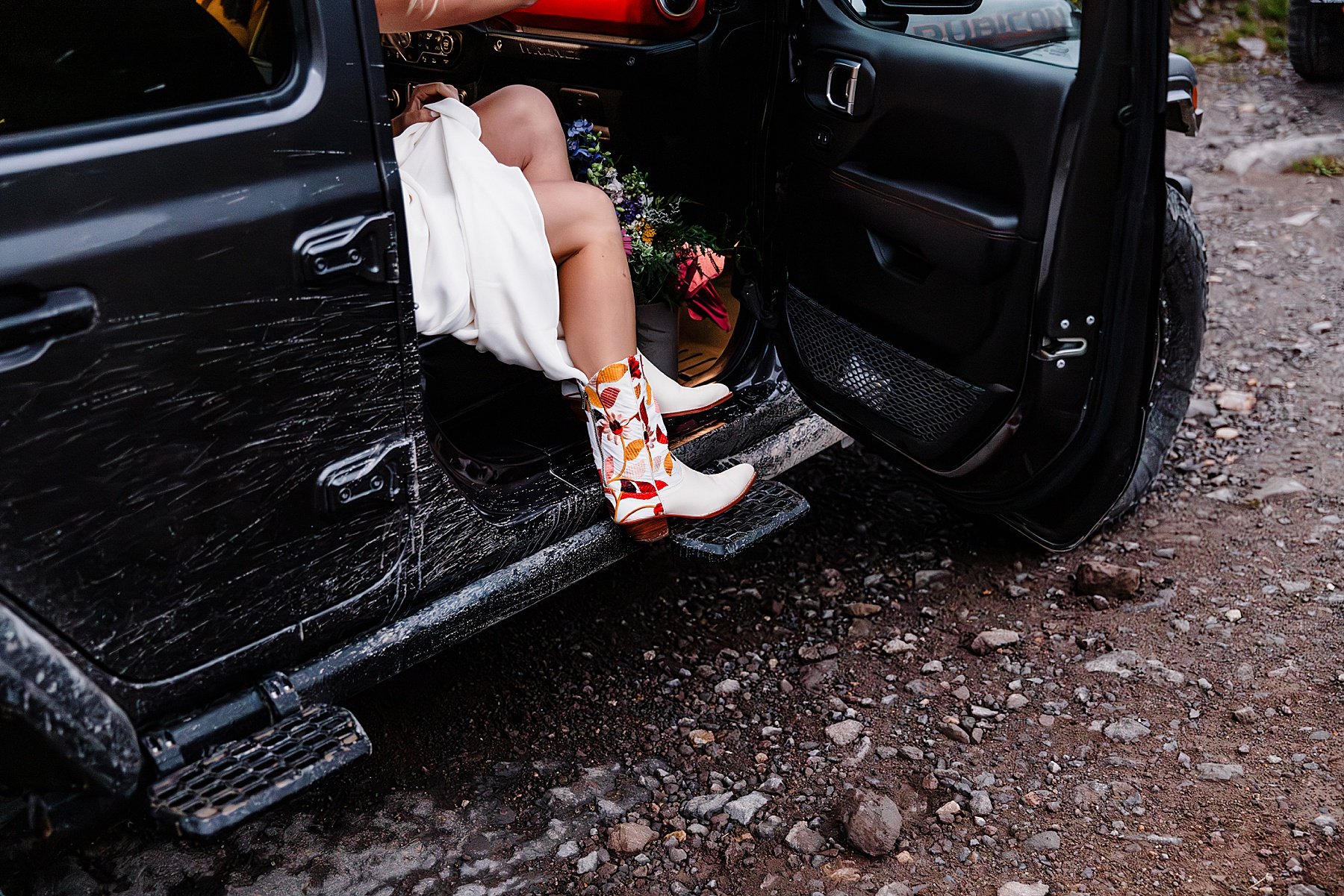 Sunrise-Ouray-Jeep-Elopement-in-Colorado_0007.jpg