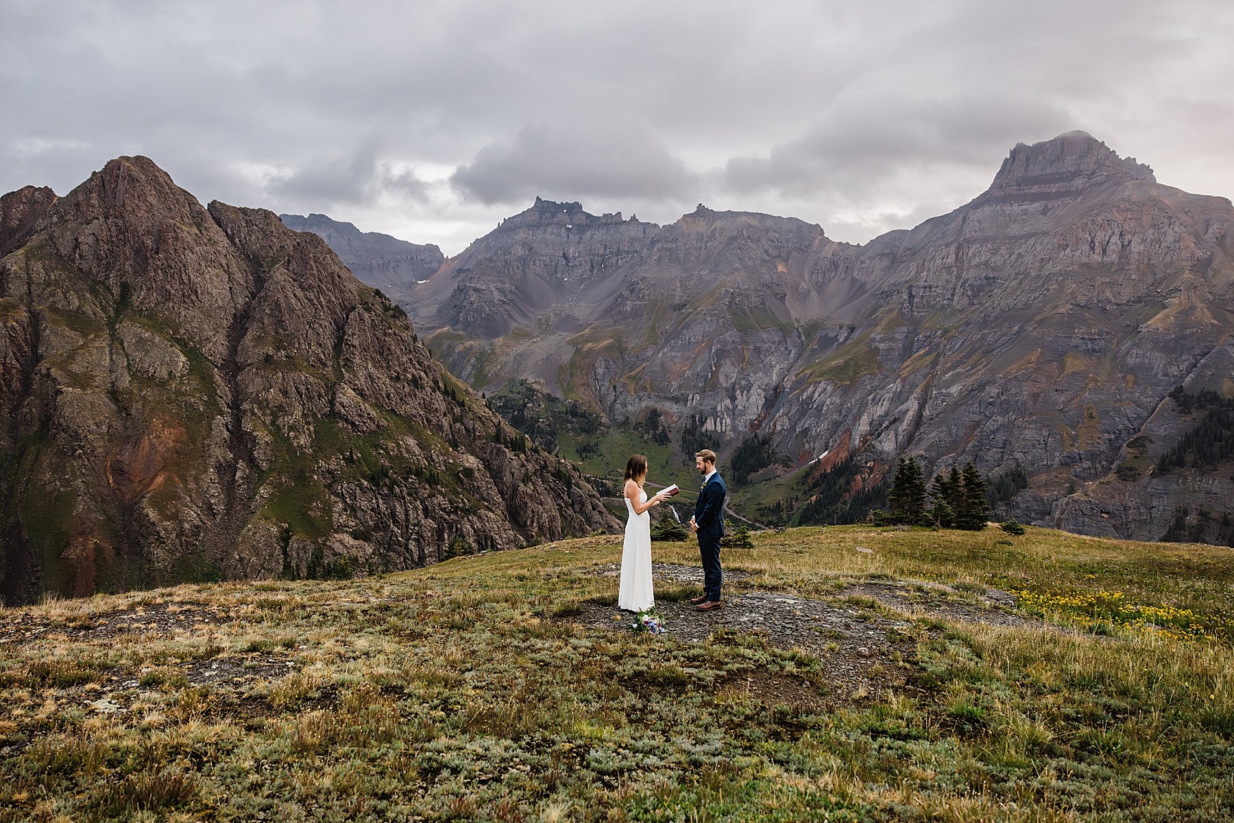 Sunrise-Ouray-Jeep-Elopement-in-Colorado_0011.jpg