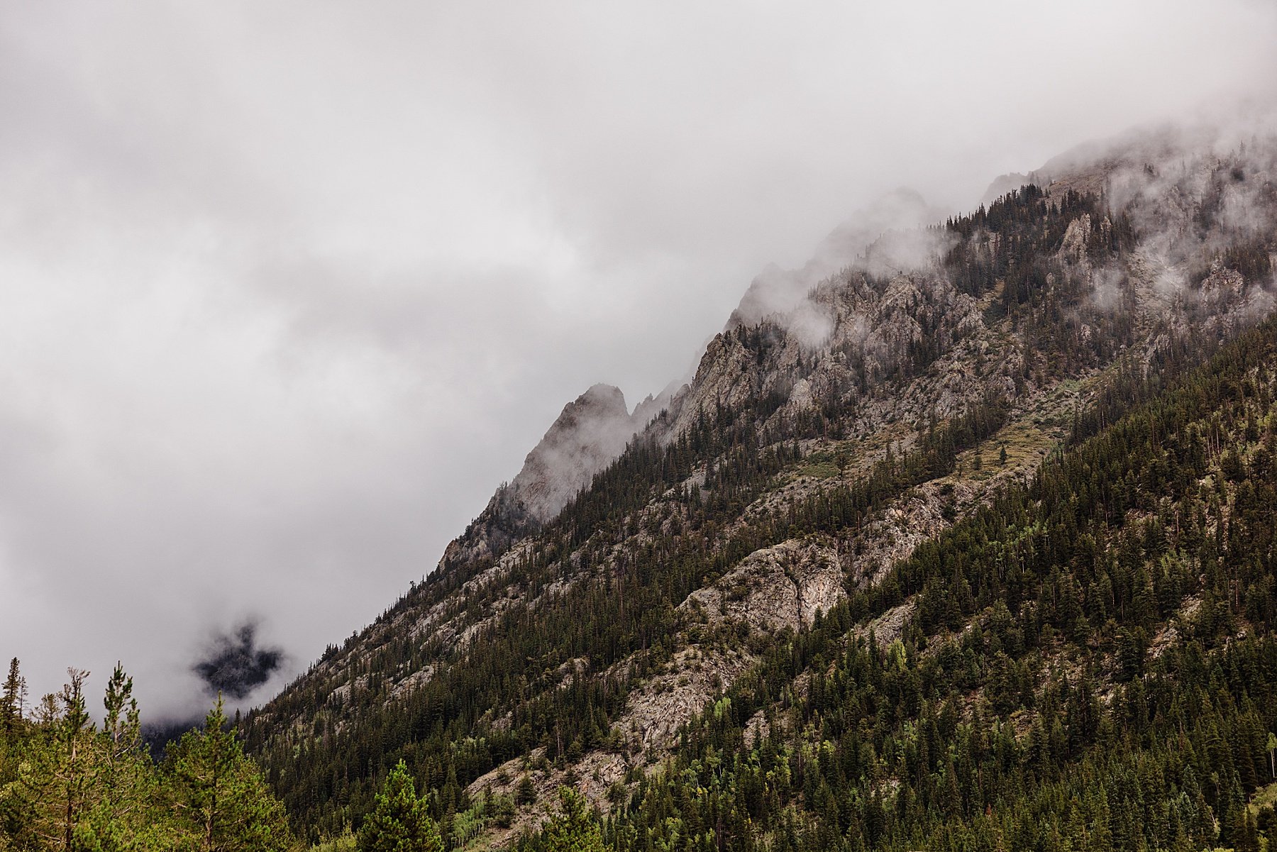 Snowy-Fall-Elopement-in-Breckenridge-Colorado_0014.jpg