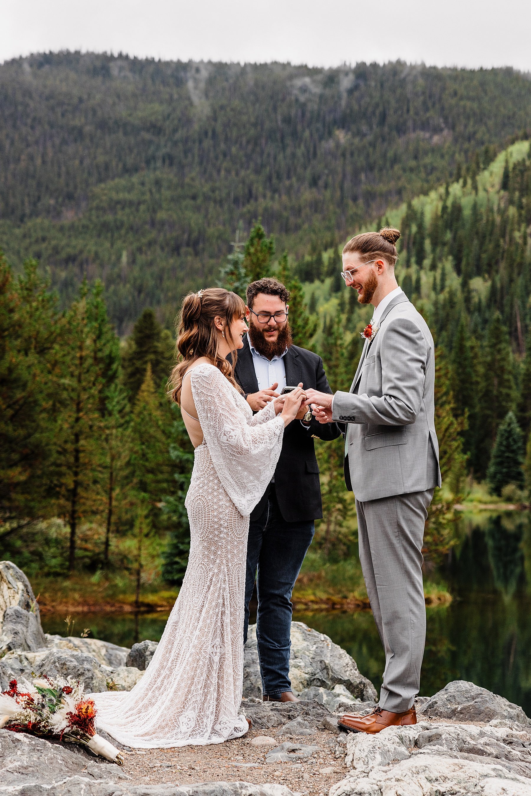 Snowy-Fall-Elopement-in-Breckenridge-Colorado_0024.jpg