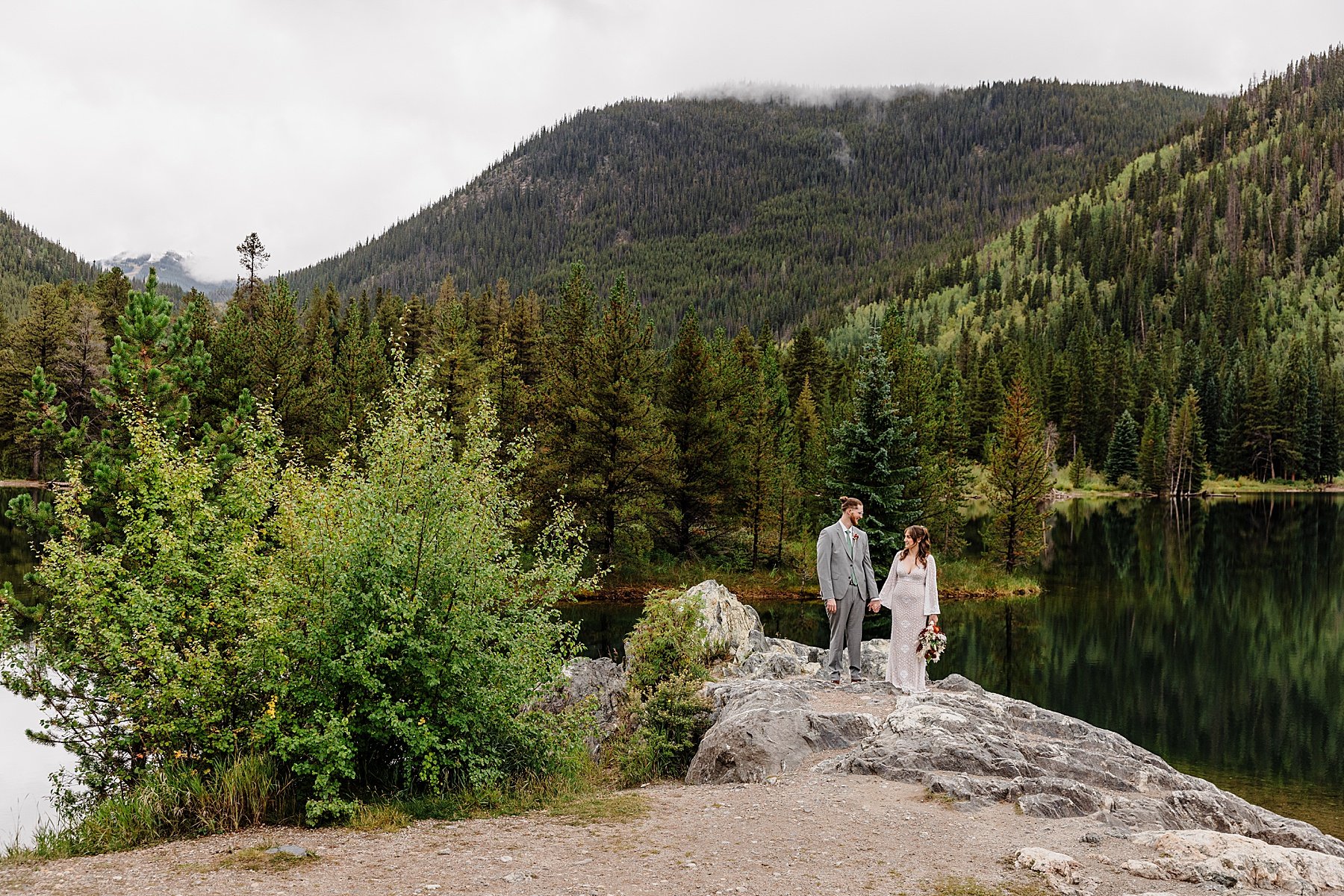 Snowy-Fall-Elopement-in-Breckenridge-Colorado_0037.jpg