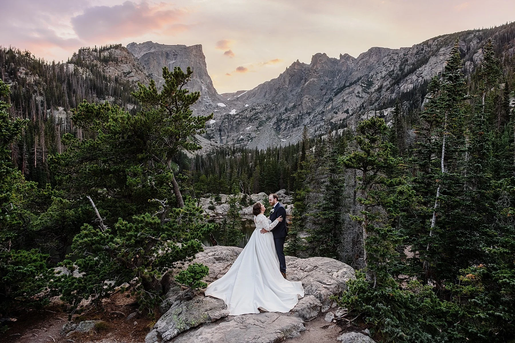 August-Elopement-at-3M-Curve-Rocky-Mountain-National-Park040.jpg