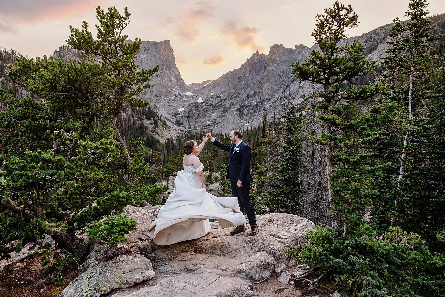 August-Elopement-at-3M-Curve-Rocky-Mountain-National-Park043.jpg