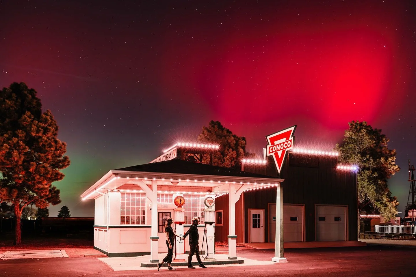 Last night&rsquo;s Northern lights were magical. 🤩✨

Our original photo destination was a lake, but instead, we ended up finding a history park with this cute little gas station that was glowing with pink lights.

#northernlights #aurora #aurorabore