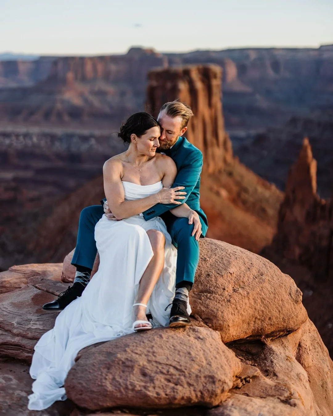 🏜️ A sunset spot that has been on our photography bucket list for years.

We were so excited when Wild Brides Backcountry invited us to join them in Moab for their Spring training, and extra thrilled when Jenny + Dave also wanted to join as models!
