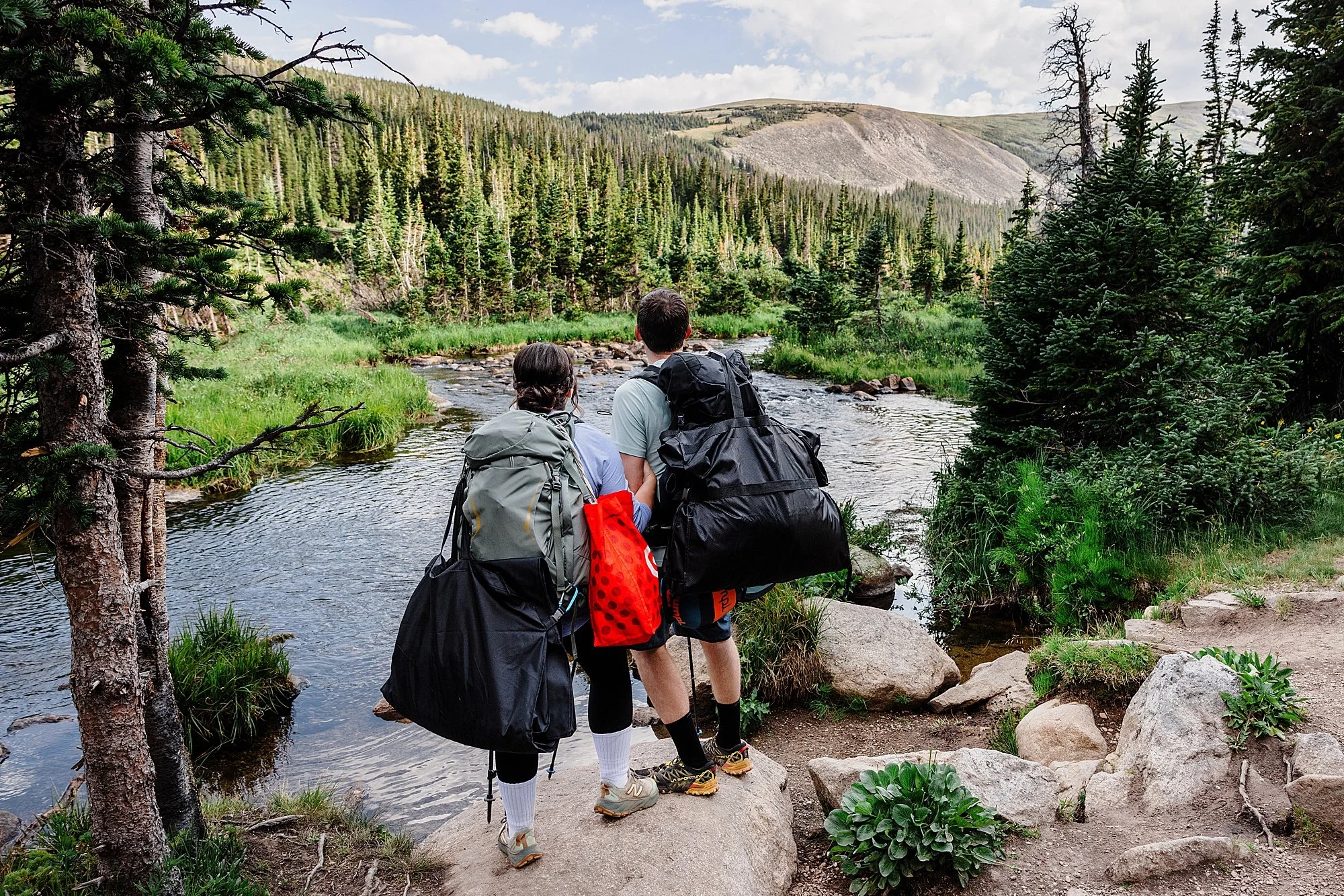 Summer-Hiking-Elopement-to-an-Alpine-Lake-in-Colorado_003.jpg