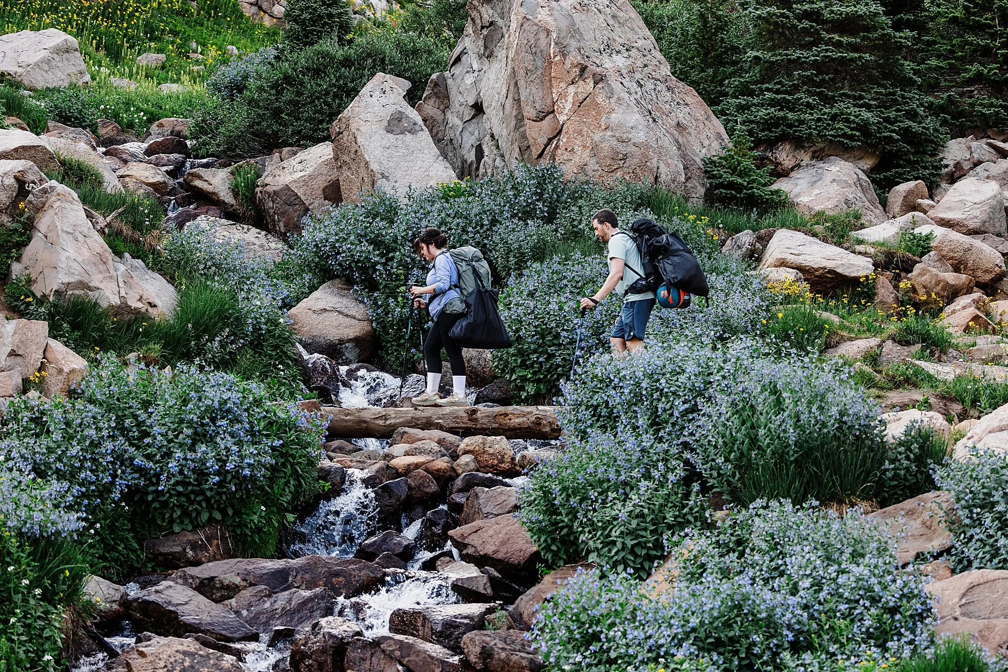 Summer-Hiking-Elopement-to-an-Alpine-Lake-in-Colorado_016.jpg