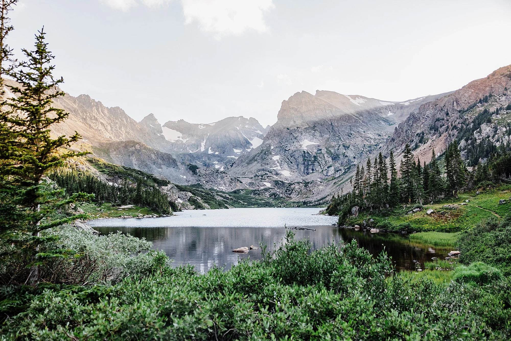 Summer-Hiking-Elopement-to-an-Alpine-Lake-in-Colorado_018.jpg