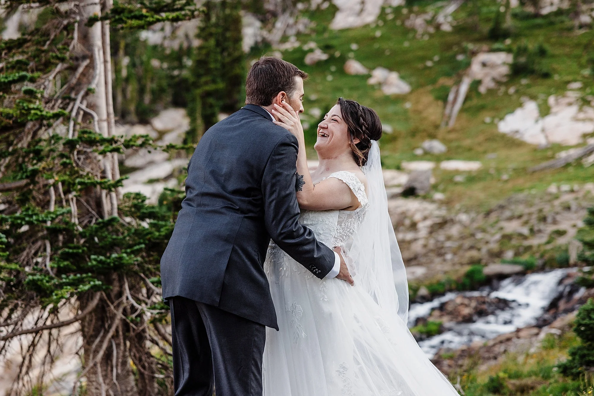 Summer-Hiking-Elopement-to-an-Alpine-Lake-in-Colorado_022.jpg