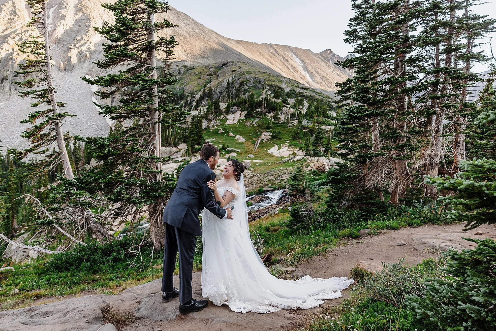 Summer-Hiking-Elopement-to-an-Alpine-Lake-in-Colorado_023.jpg