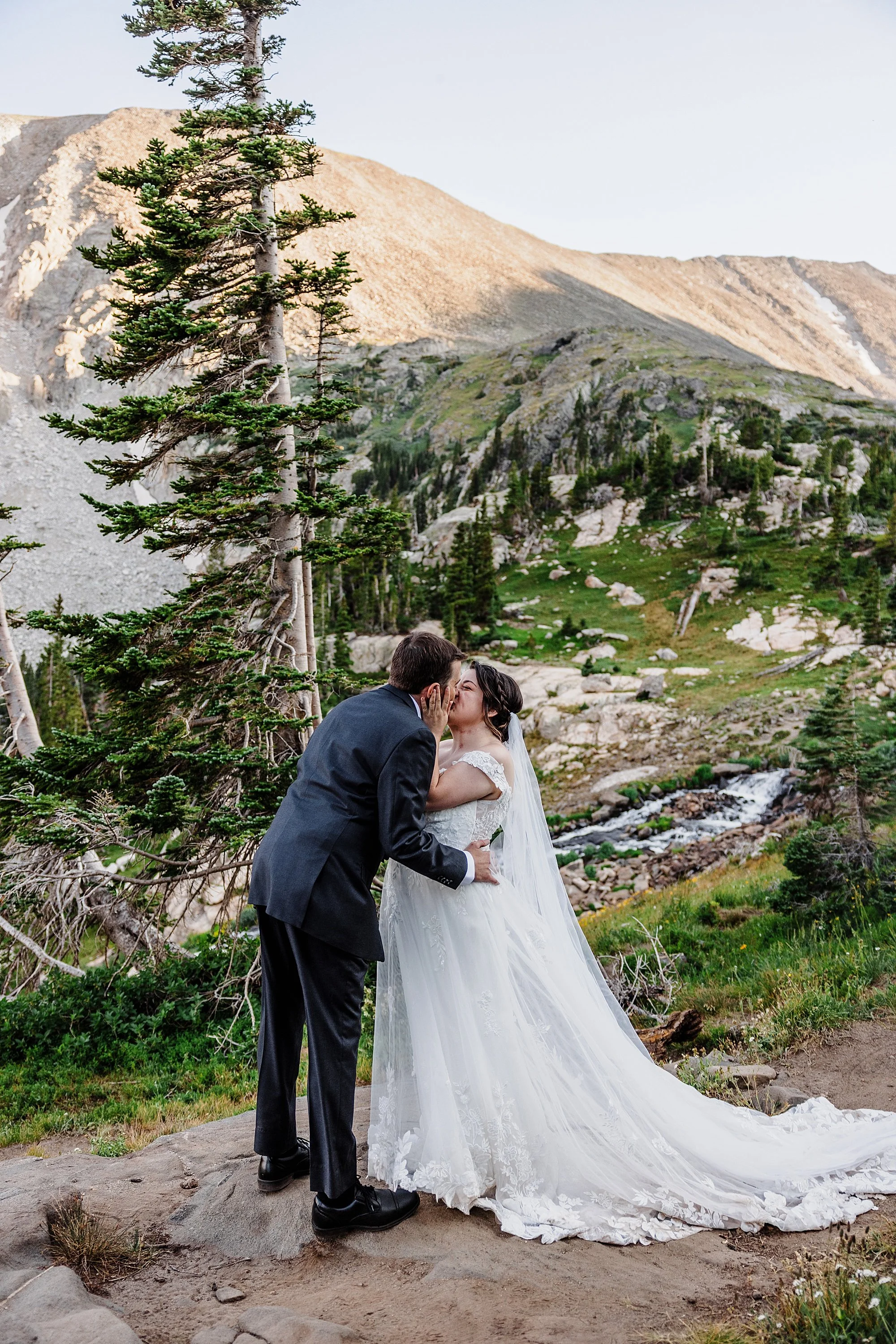 Summer-Hiking-Elopement-to-an-Alpine-Lake-in-Colorado_024.jpg