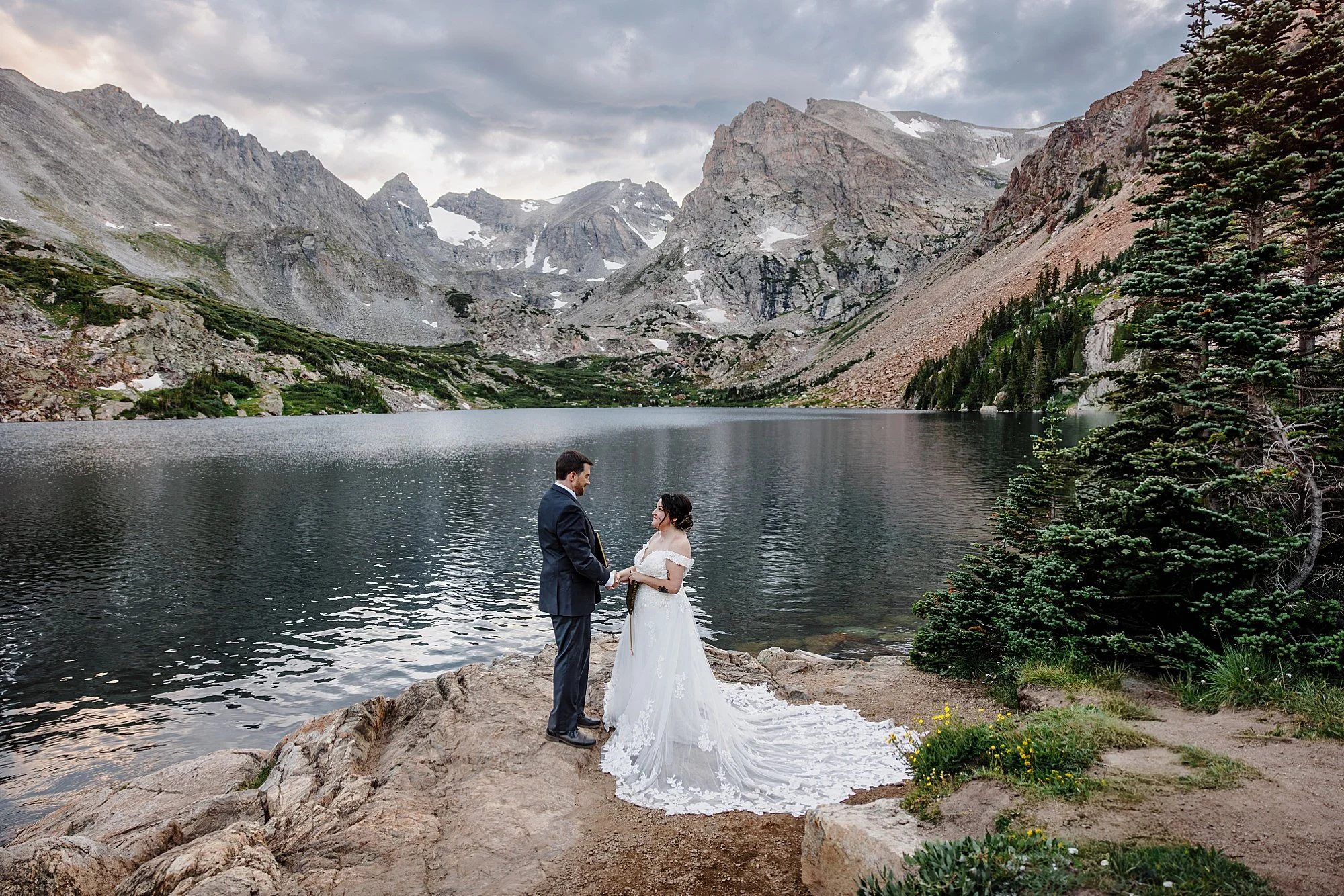 Summer-Hiking-Elopement-to-an-Alpine-Lake-in-Colorado_035.jpg