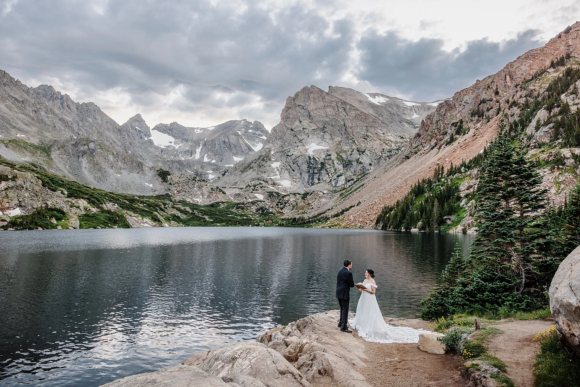 Summer-Hiking-Elopement-to-an-Alpine-Lake-in-Colorado_037.jpg