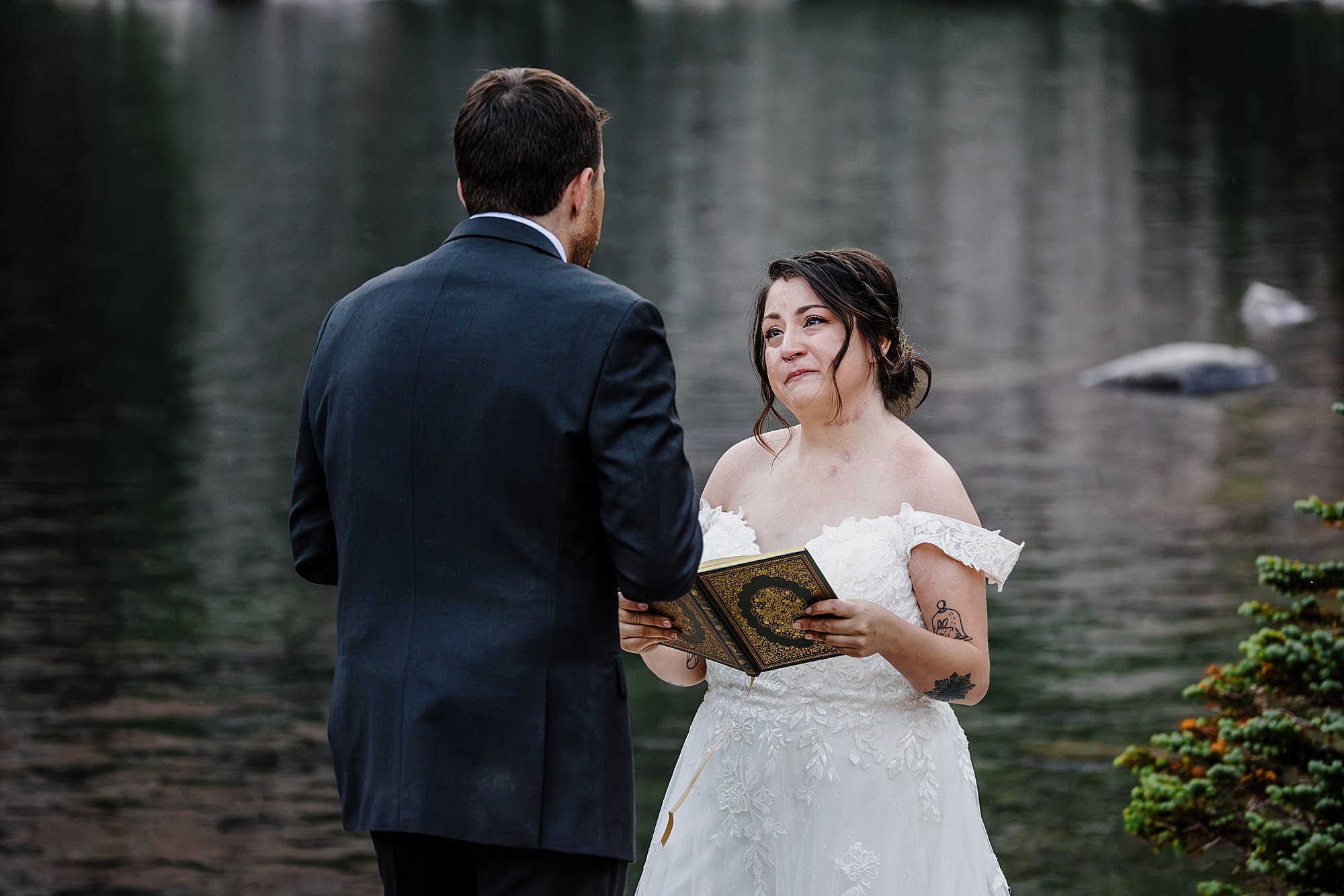 Summer-Hiking-Elopement-to-an-Alpine-Lake-in-Colorado_038.jpg