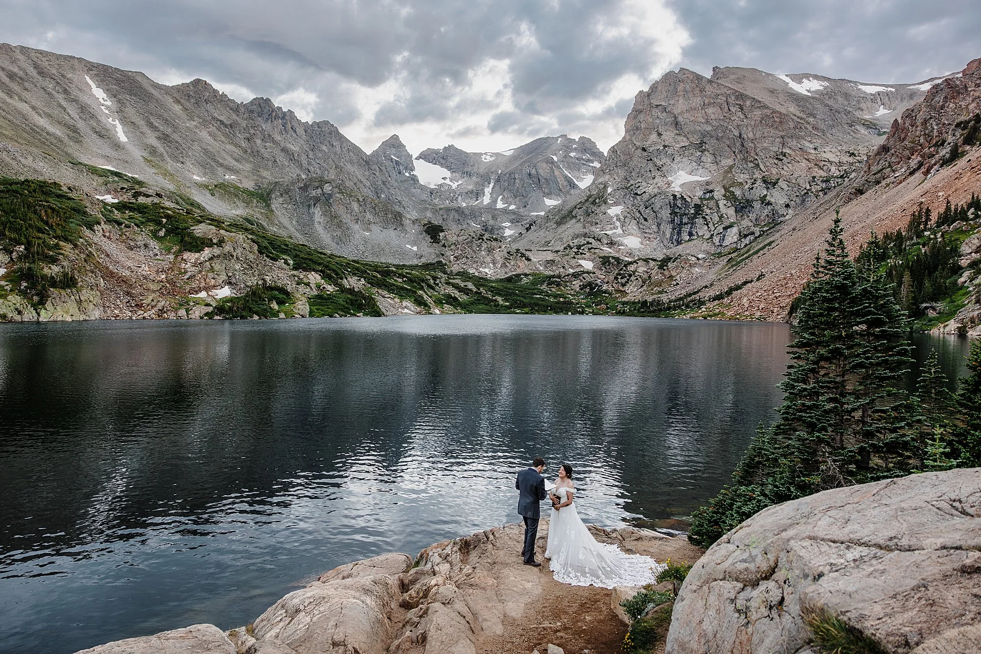 Summer-Hiking-Elopement-to-an-Alpine-Lake-in-Colorado_042.jpg