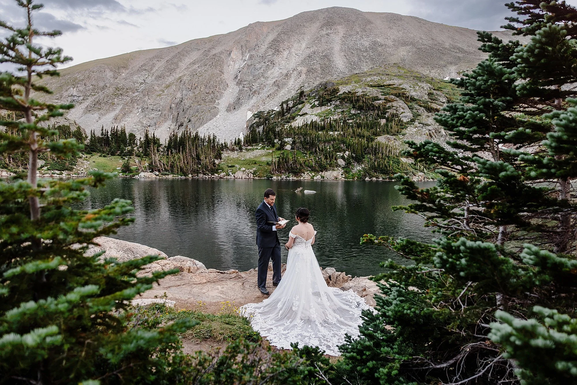 Summer-Hiking-Elopement-to-an-Alpine-Lake-in-Colorado_044.jpg