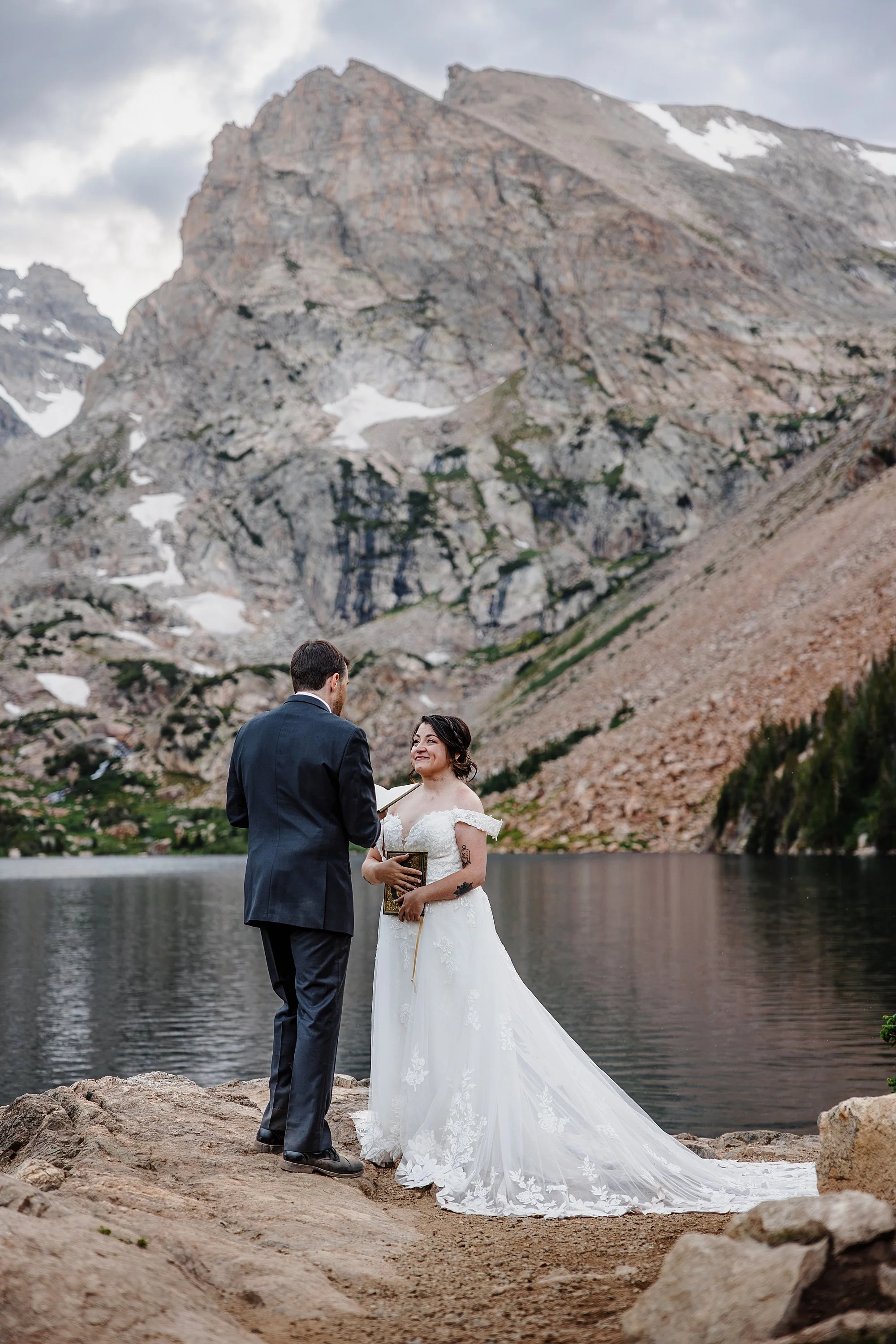 Summer-Hiking-Elopement-to-an-Alpine-Lake-in-Colorado_045.jpg