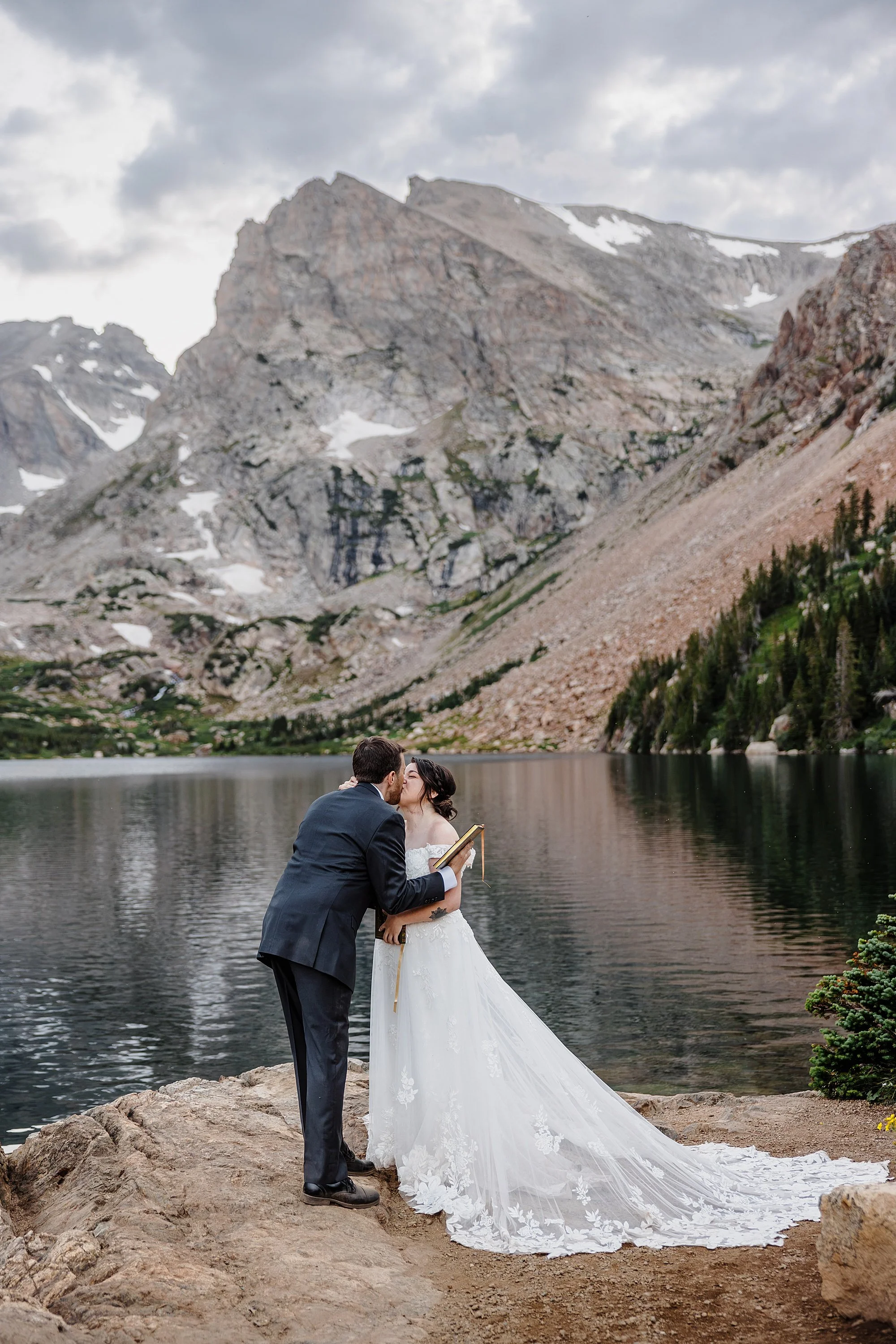 Summer-Hiking-Elopement-to-an-Alpine-Lake-in-Colorado_047.jpg