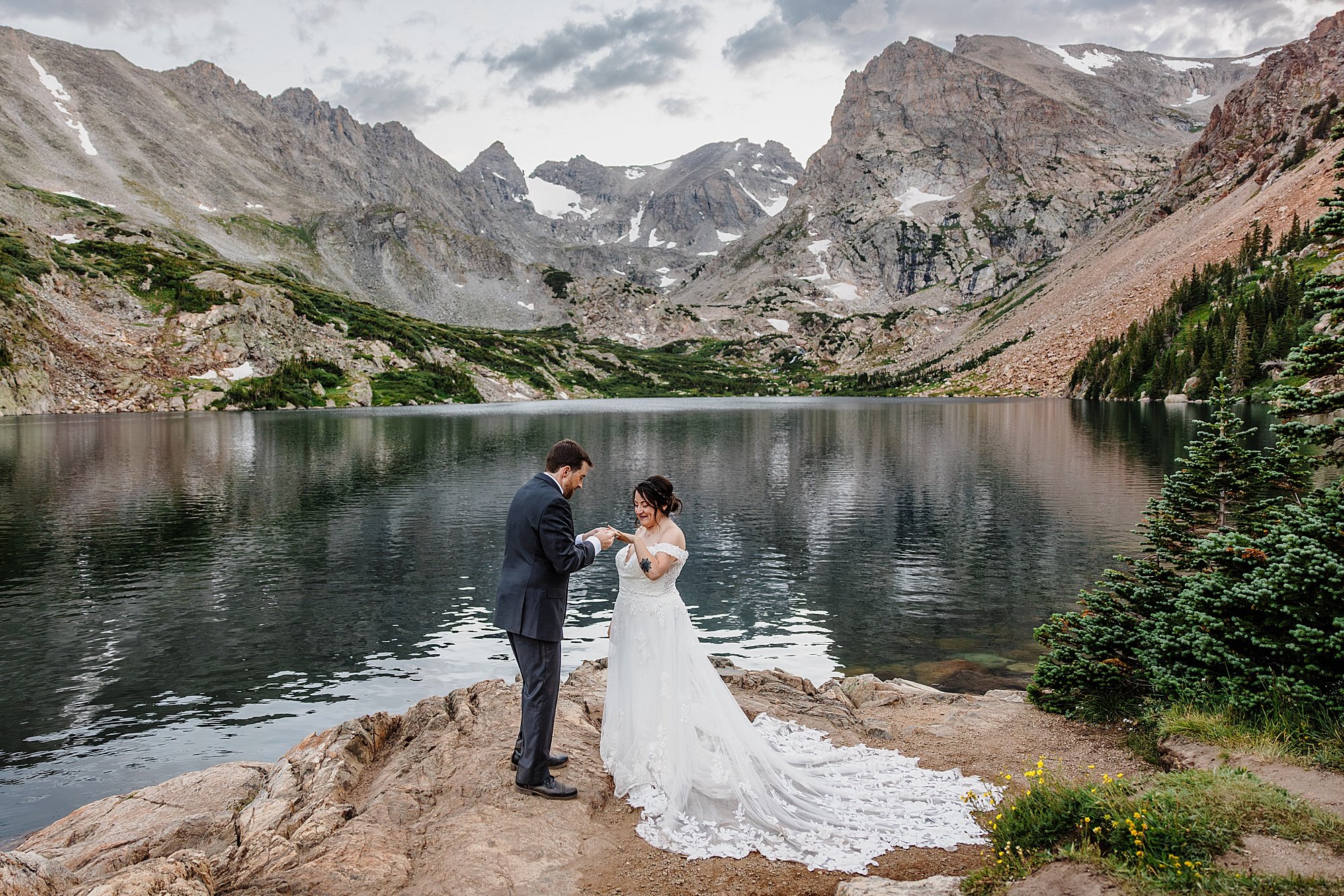 Summer-Hiking-Elopement-to-an-Alpine-Lake-in-Colorado_048.jpg