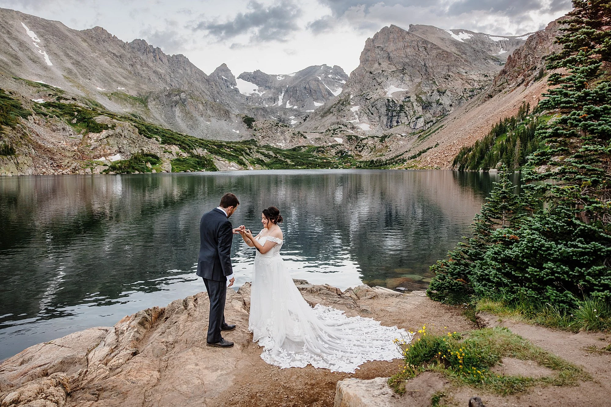 Summer-Hiking-Elopement-to-an-Alpine-Lake-in-Colorado_051.jpg