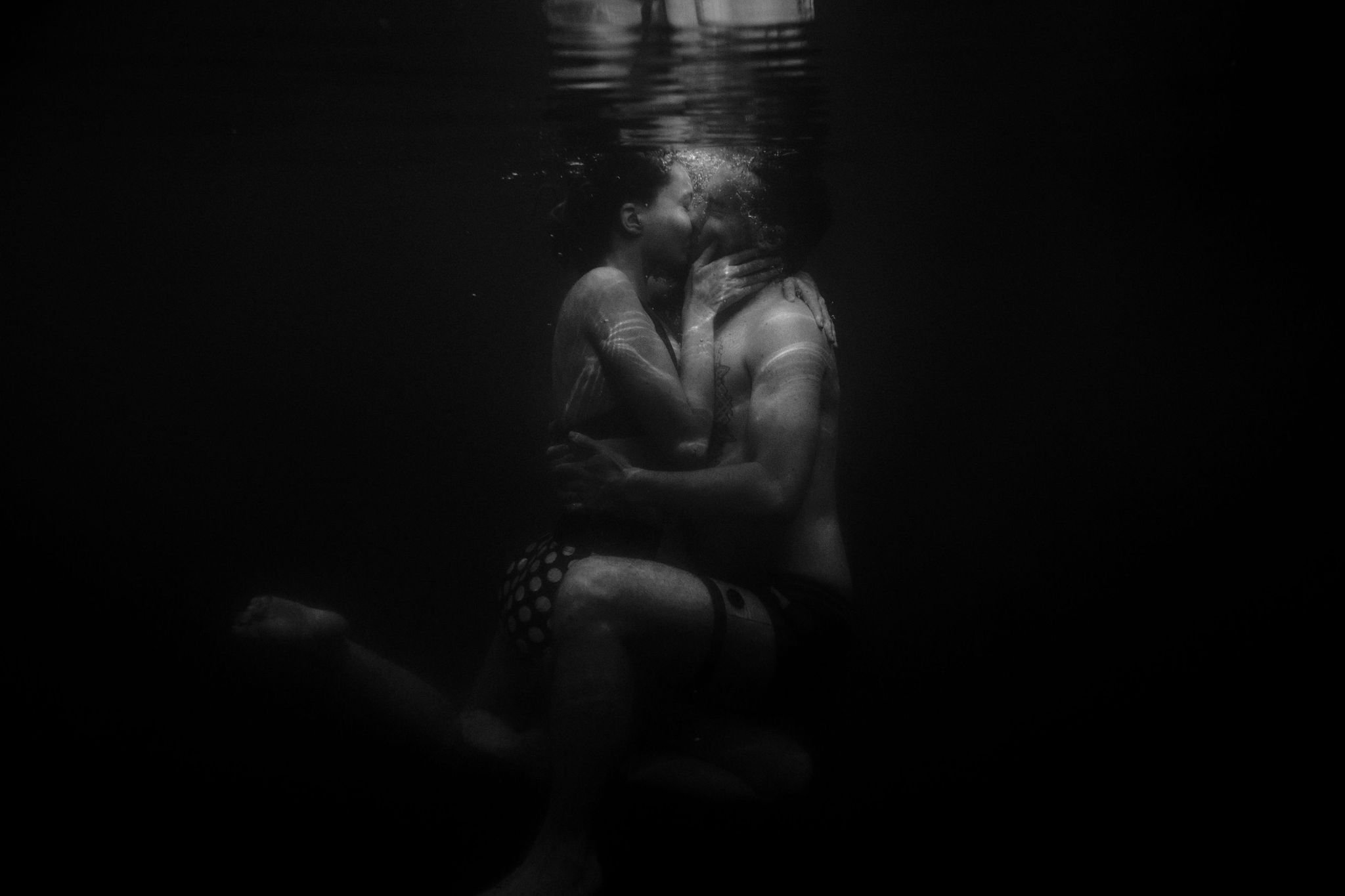 Lisa and Alex kiss underwater