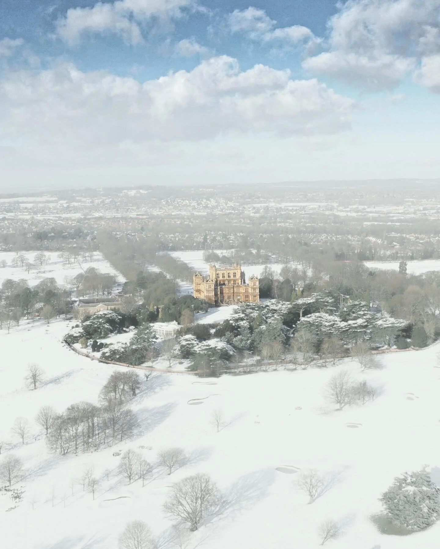 Wollaton Hall in the Snow ❄️☃️🏰🏴󠁧󠁢󠁥󠁮󠁧󠁿 
-
-
-

#WayneManor #WollatonPark #WollatonHall #Snow #TheDarkknightreturns #Batman #Snowphotography
#CountryHouse #Nottingham #EastMidlands #Wintervibes #Snowyscene #GreatBritain #EnglishHeritage #Engla