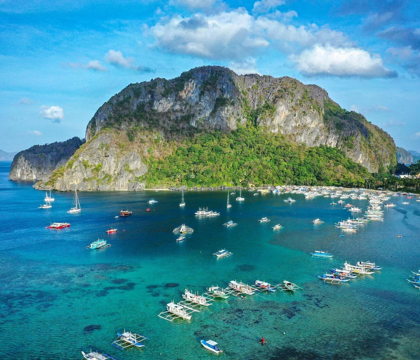 Corong Corong, El Nido, Palawan 🇵🇭 🌤 🏝 🚤 🏞
Nearly a year ago to the day waking up to this 😍 
-
-

#CorongCorongBeach #CorongCorong #ElNido #Palawan #Philippines #Beach #IslandTour #IslandHopping #TropicalIsland #Paradise 
#Boats #Catamaran #Sa