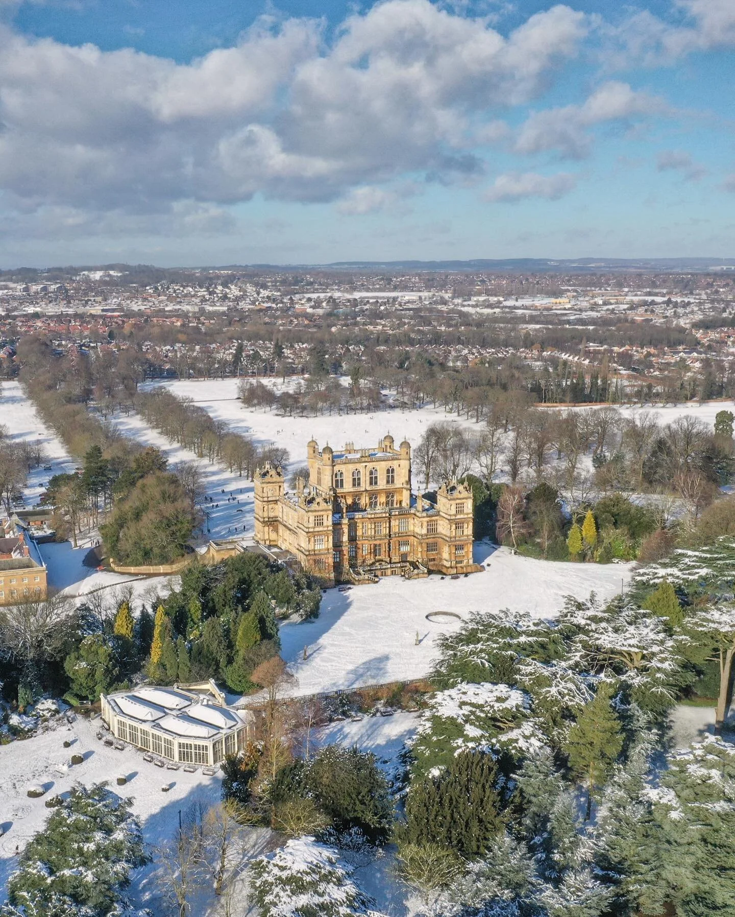 Another snowy shot of Wollaton Hall ⛄️ 🇬🇧 ❄️ 
-
-
-

#WayneManor #WollatonPark #WollatonHall #Snow #TheDarkknightreturns #Batman #Snowphotography
#CountryHouse #Nottingham #EastMidlands #Wintervibes #Snowyscene #GreatBritain #EnglishHeritage #Engla