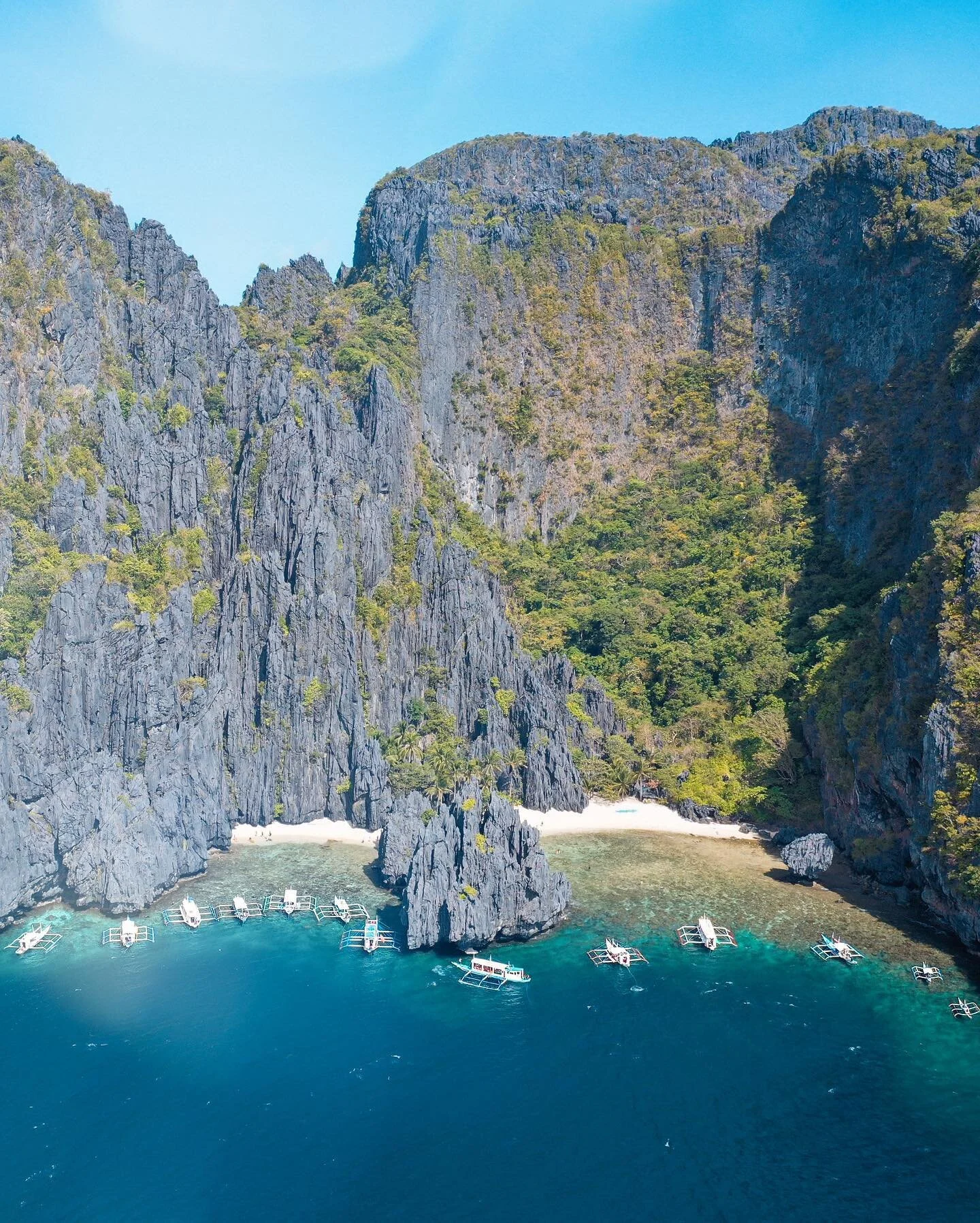 Secret Lagoon, El Nido, Palawan 🇵🇭🏝 ☀️ 
One of the many amazing places you can visit during your island hopping tour in El Nido. Hidden in the rocks is a small hole with an entrance to a secret lagoon. A very cool place and definitely worth a visi
