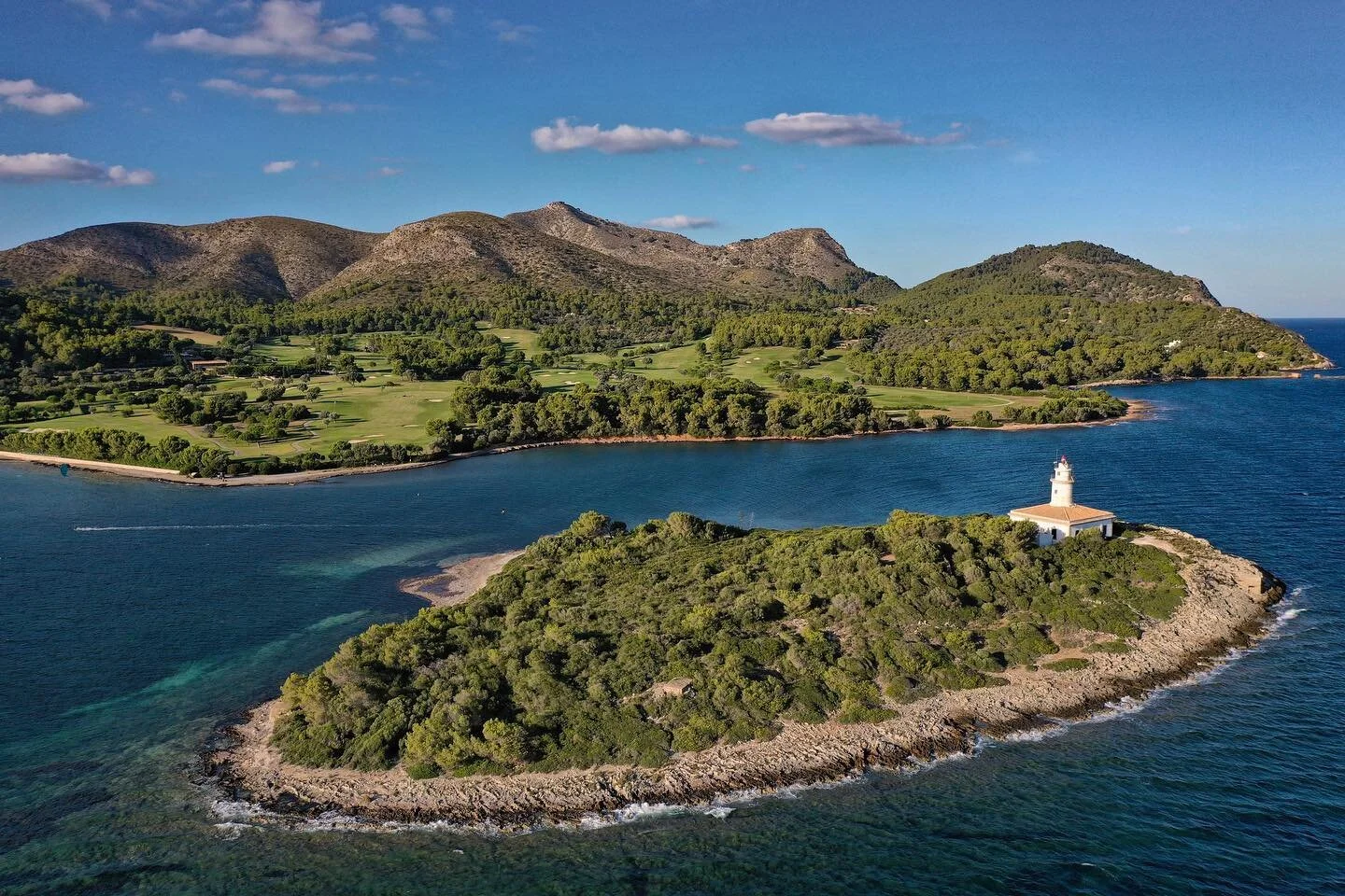 Illa d'Alcanada Lighthouse with Alcanada Golf Course in the background 🌤🏌🏽&zwj;♂️⛰⛳️ 🇪🇸 
-

#GolfalCanada #Beautifulgolfcourses #Lighthouse #Postcard #Drone #Alcudia #Golfcourses #Stunningviews #Landscape #Mountains #Majorca #Mallorca #Perfectca