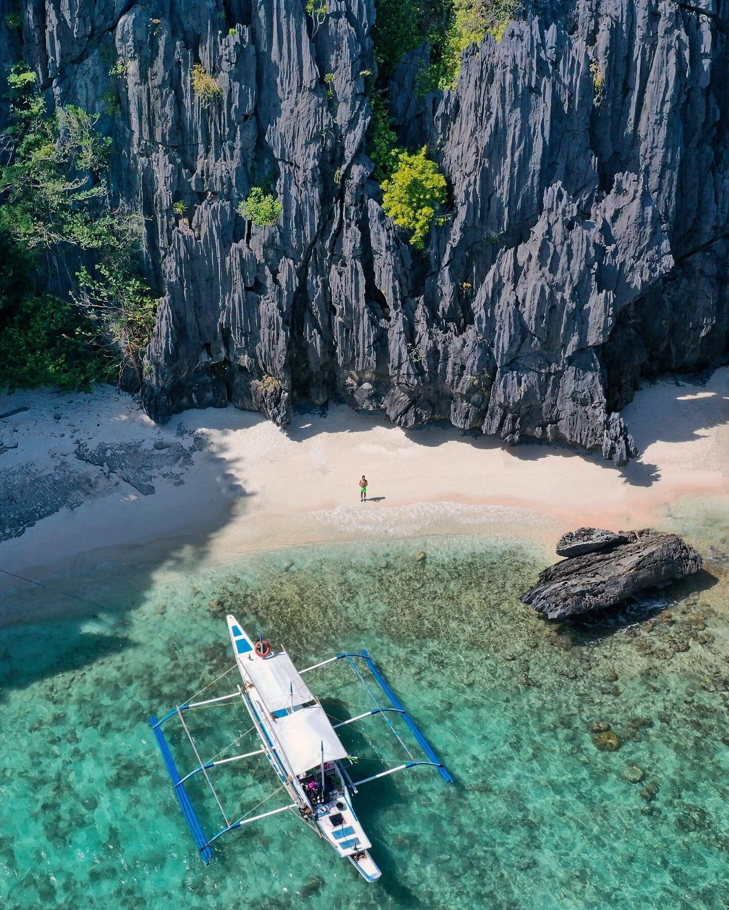 Shimizu Island, El Nido, Palawan 🇵🇭 🌴 ☀️ 😍
Another one of my favourite pictures from a perfect day island hopping in the Philippines. 
-

 #ElNido #Palawan #Philippines #IslandVibes #Islandhopping #IslandLife #heavenonearth #Paradise #DesertIslan