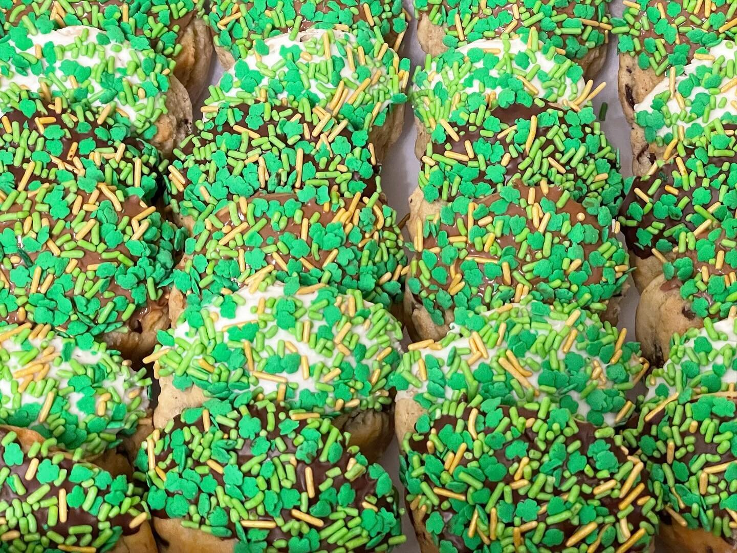 Seeing green and feeling lucky! 

 #mykindofcookies #atlanta #atlantacookies #atlantacookier #cookier #cookies #chocolatechipcookies #decoratedcookies #cottagefood #cottagefoodbaker #instabaker #localbaker #instacookies #smallbusiness #smallbusinessa
