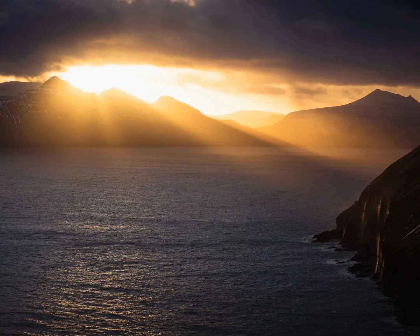 Rays for days on the ridges of Kalsoy 🌥️