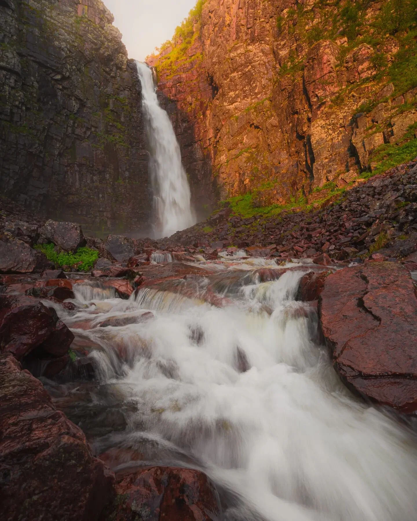 Nothing beats getting soaked first thing in the morning 🌄

#sweden #visitsweden #njupesk&auml;rsfallet #fulufj&auml;llet #visualsofearth #artofvisuals #depthobsessed #natgeotravelpic #lonelyplanet #sunrise #folkscenery #heatercentral #sunrisephotogr