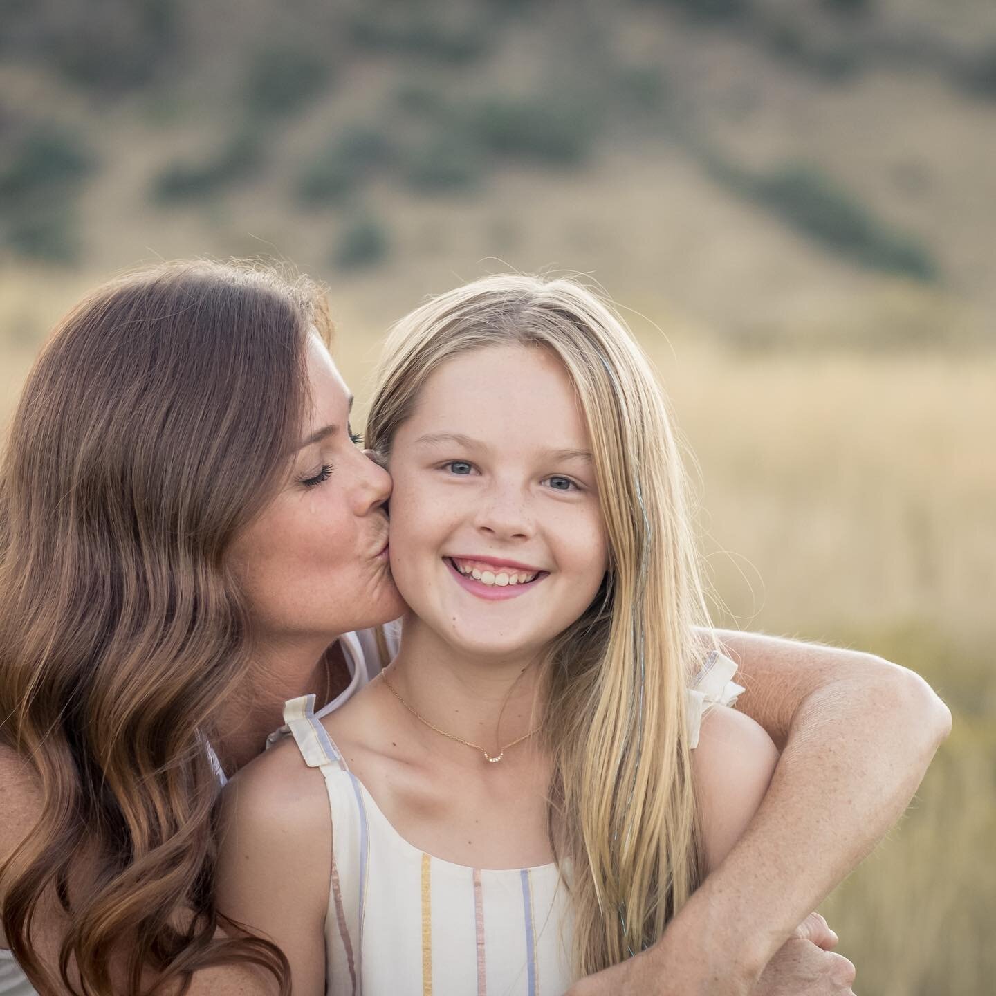 I can&rsquo;t get enough of the beautiful Colorado landscape and this amazing mother/ daughter duo! Just a few more of my favorite things over on this side of the country. Book your fall mini session now!Link in BIO to book. 

#newfriends #denverphot