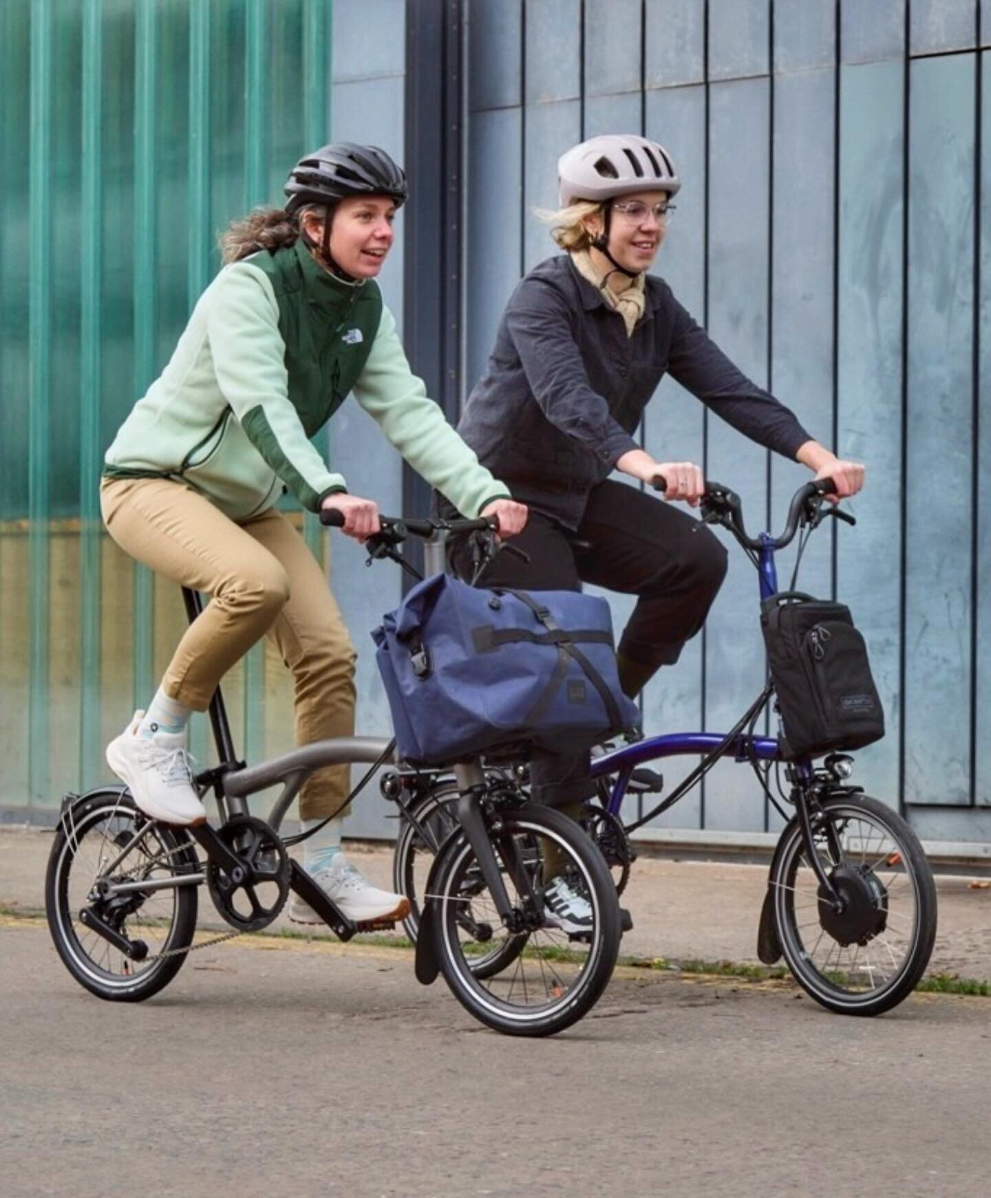 The bike is faster than the car, on door-to-door journeys and distances between 1-5km : a cyclist travels on average 15km/h versus 14km/h for a motorist. 

Choose Bike 
The Future is Unridden 

📸 @bromptonfrance 
#bromptonbicycle #bromptonlife #brom