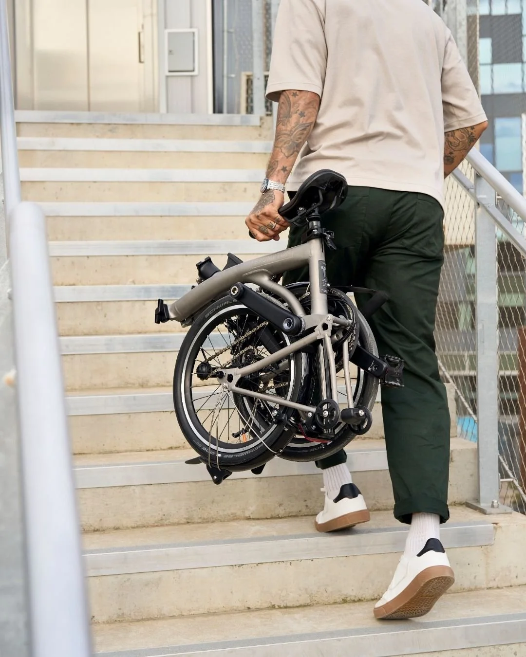 Titanium, carbon fibre, and aluminium have all been used for the 150 + new parts that all come together to make the lightest Brompton ever. 

It makes every part of your ride easier. 

#lifeunfolded