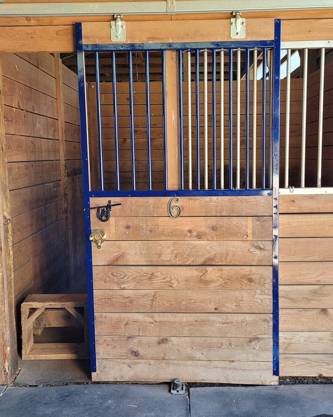 We love the look of our newly painted stall bars! Do you? Many more changes to come within the year. 🦄 Follow us for updates as we transform our farm into a fairy tale stables! 
.
.
.
.
.
.
#horsestall #horsestalls #horsefarm #horsebarn #barn #stabl