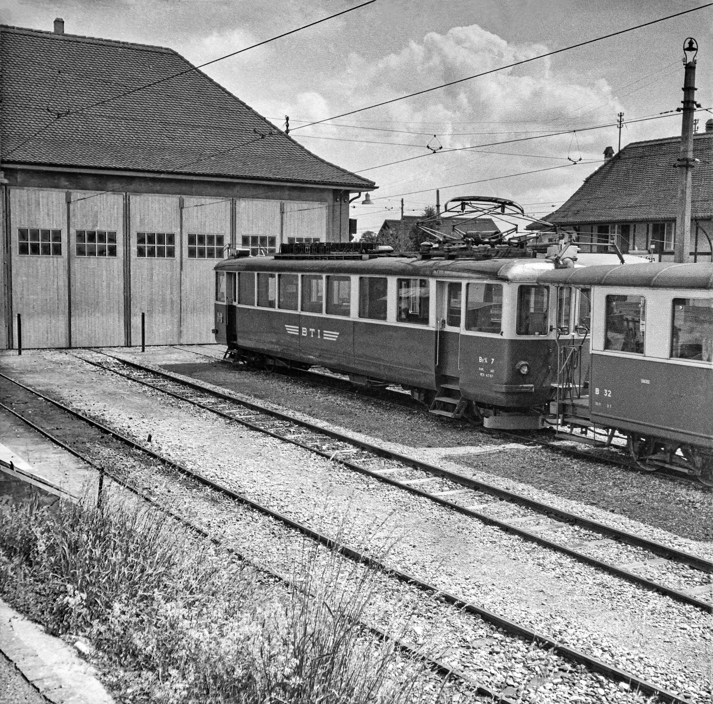 Be 4/4 7 mit Wagen B32 ex Birsigtalbahn. Täuffelen 1971-05 **