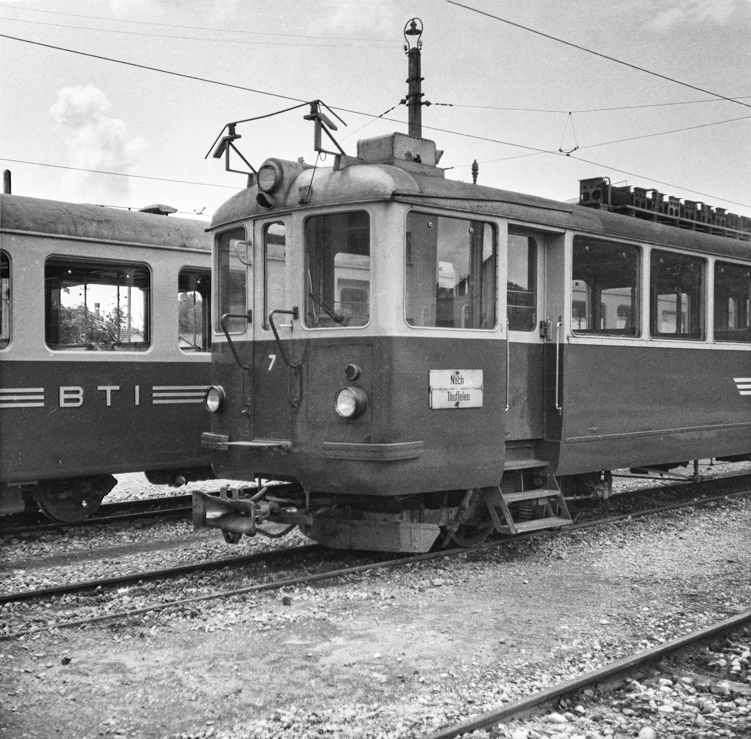 Be 4/4 7, ex Be 4/4 2 der Birsigtalbahn.  Täuffelen 1971-05 **